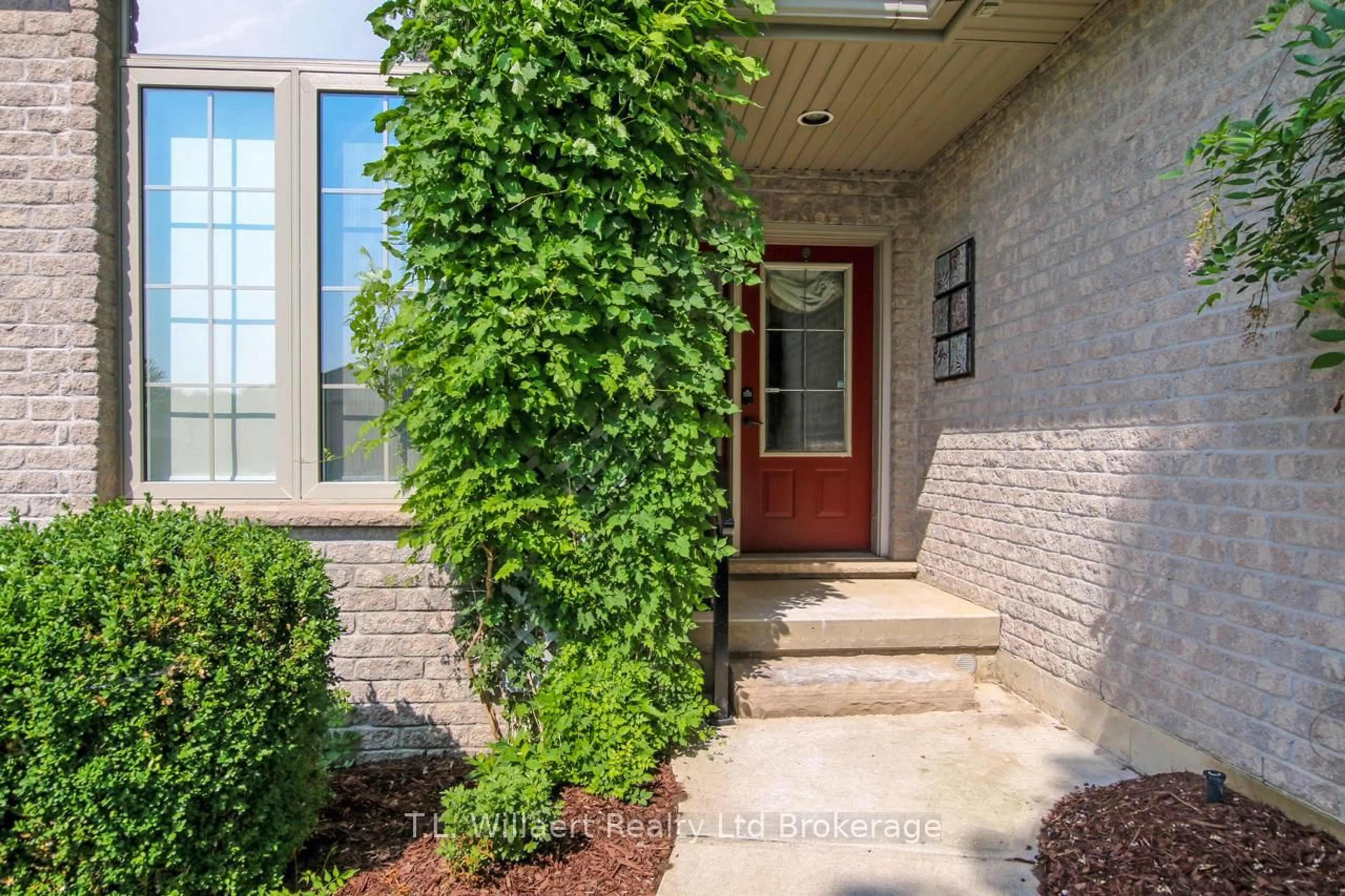 Home with brick exterior material, street for 7 Lyndale Rd, Tillsonburg Ontario N4G 5V9