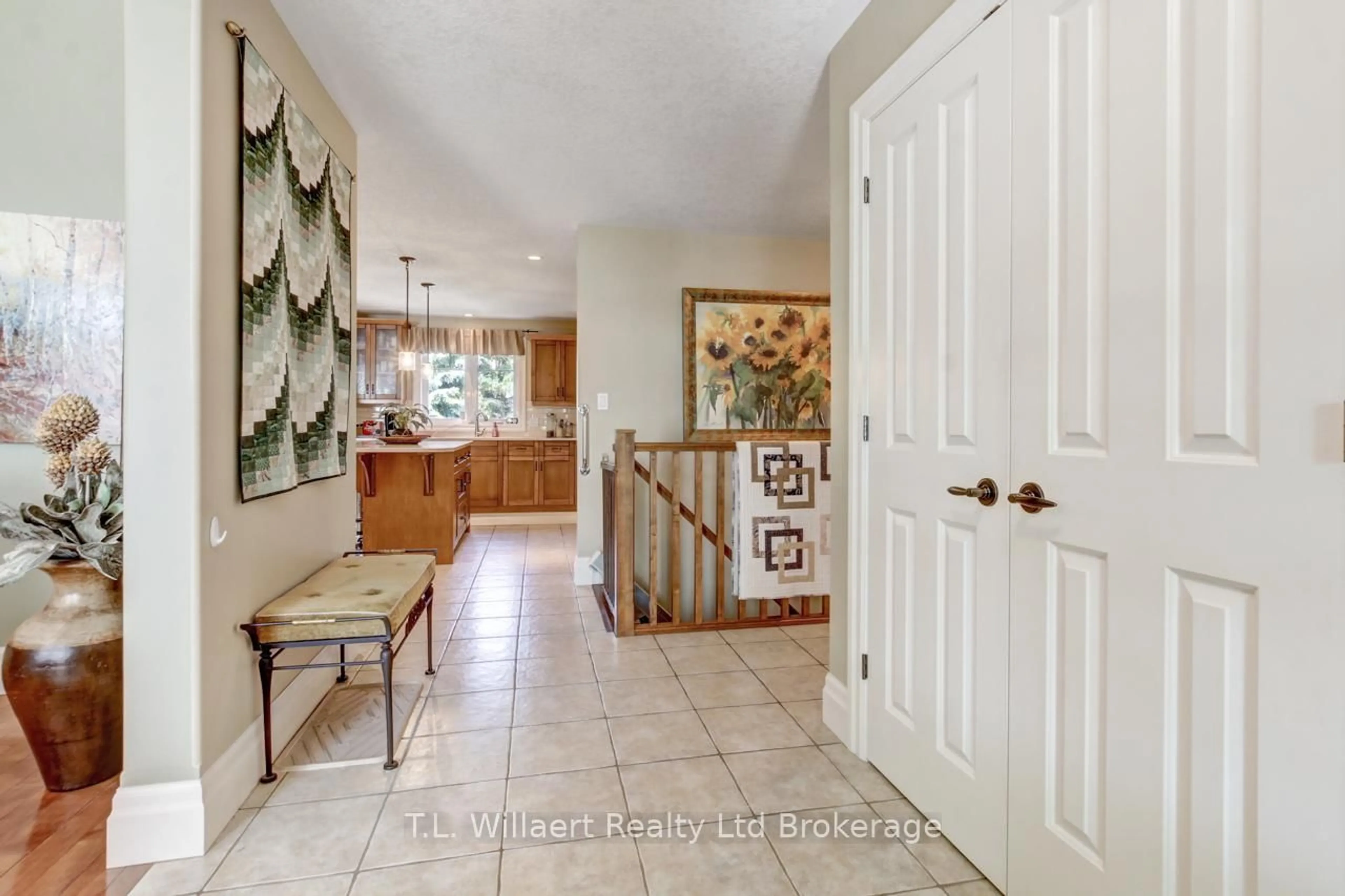 Indoor entryway for 7 Lyndale Rd, Tillsonburg Ontario N4G 5V9
