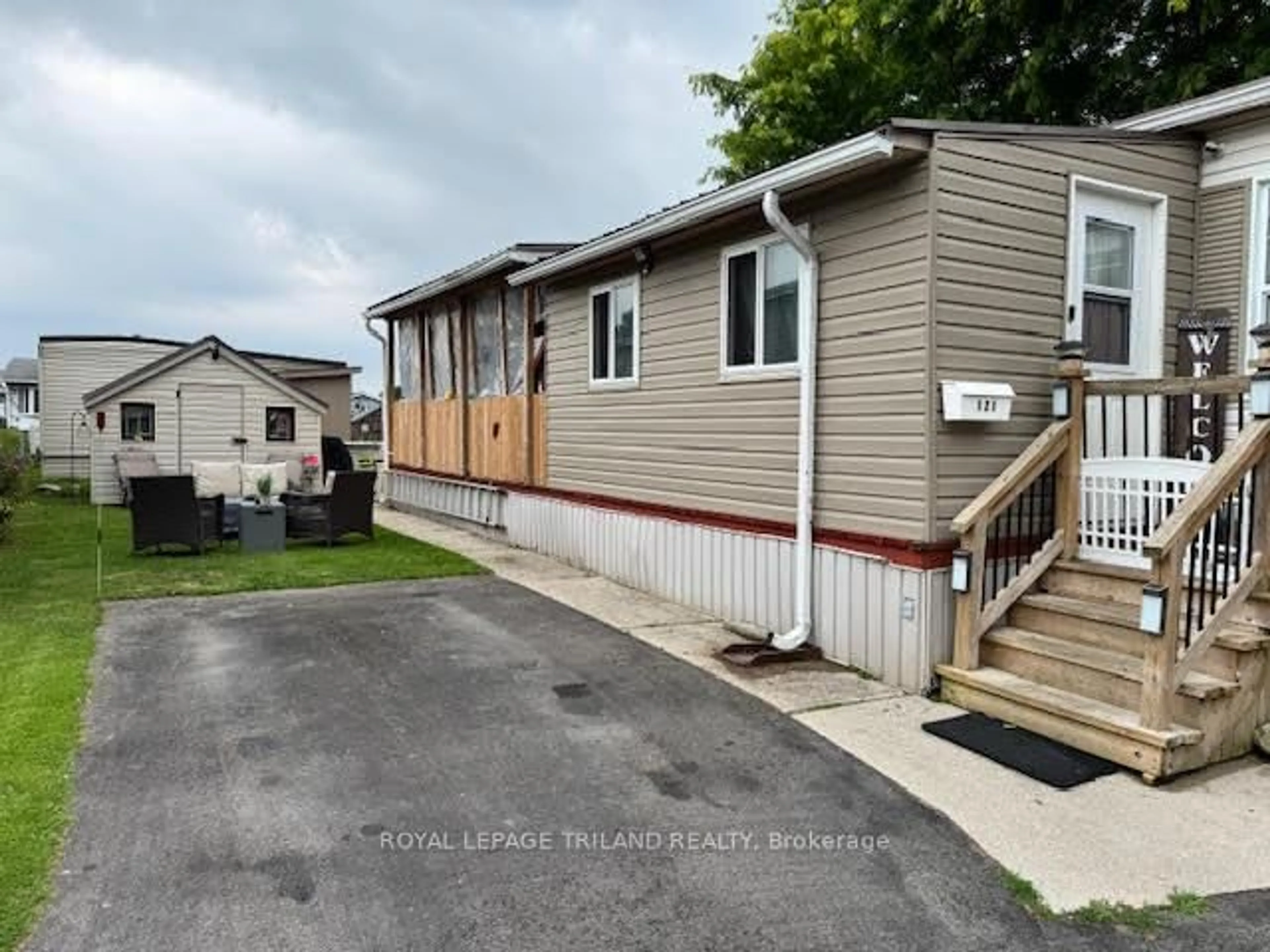 Home with vinyl exterior material, street for 2189 Dundas St #121, London East Ontario N5V 1H3