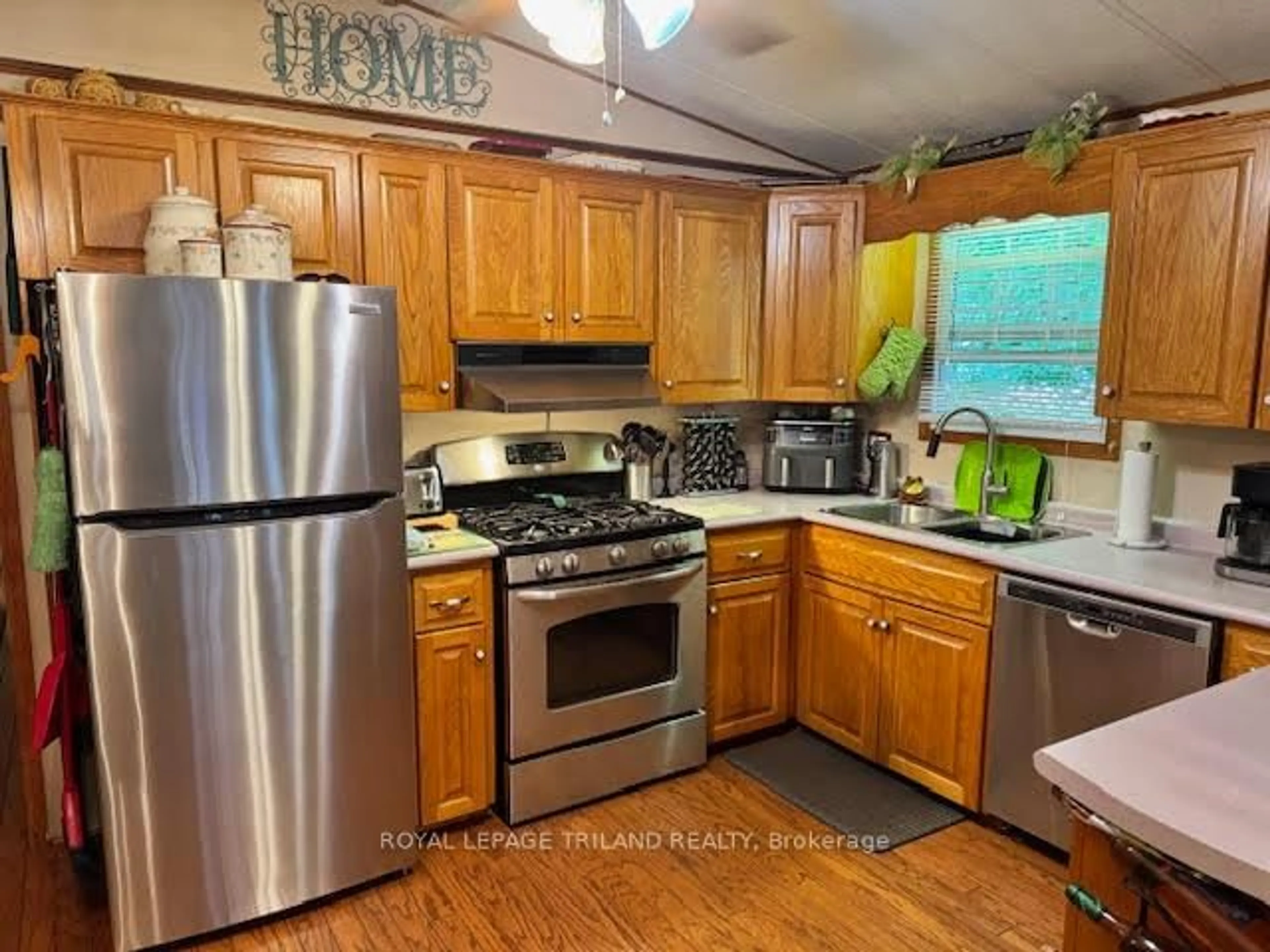 Standard kitchen, wood/laminate floor for 2189 Dundas St #121, London East Ontario N5V 1H3