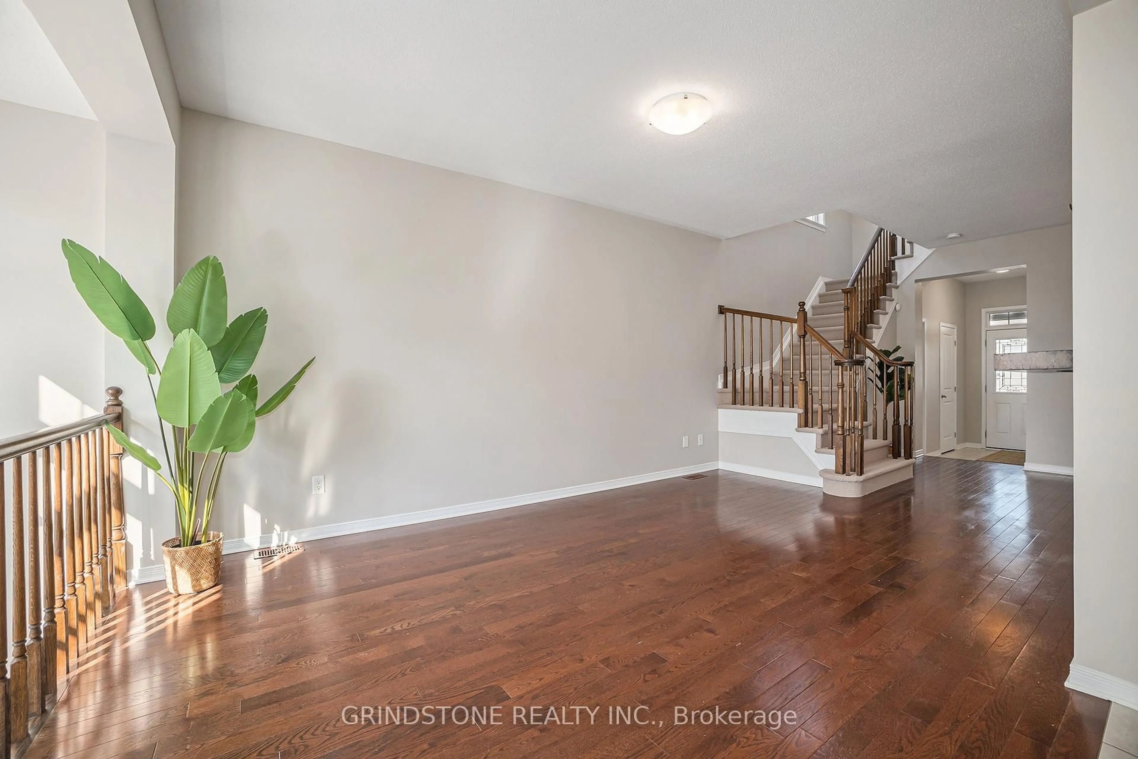 Indoor entryway for 117 Westphalian Ave, Ottawa Ontario K2V 0A3