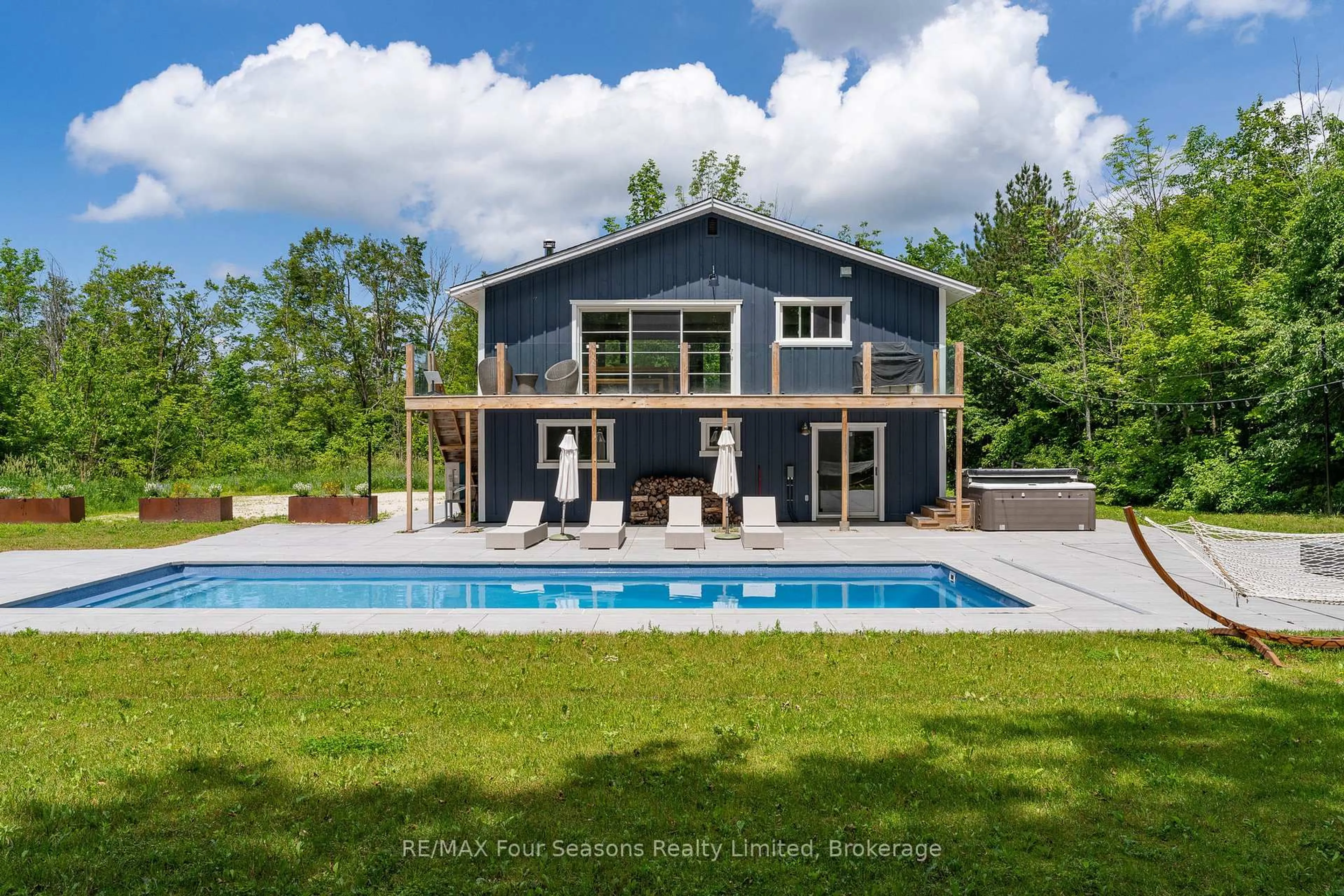 Home with vinyl exterior material, water/lake/river/ocean view for 166 Osprey Dr, Grey Highlands Ontario P1P 1R2