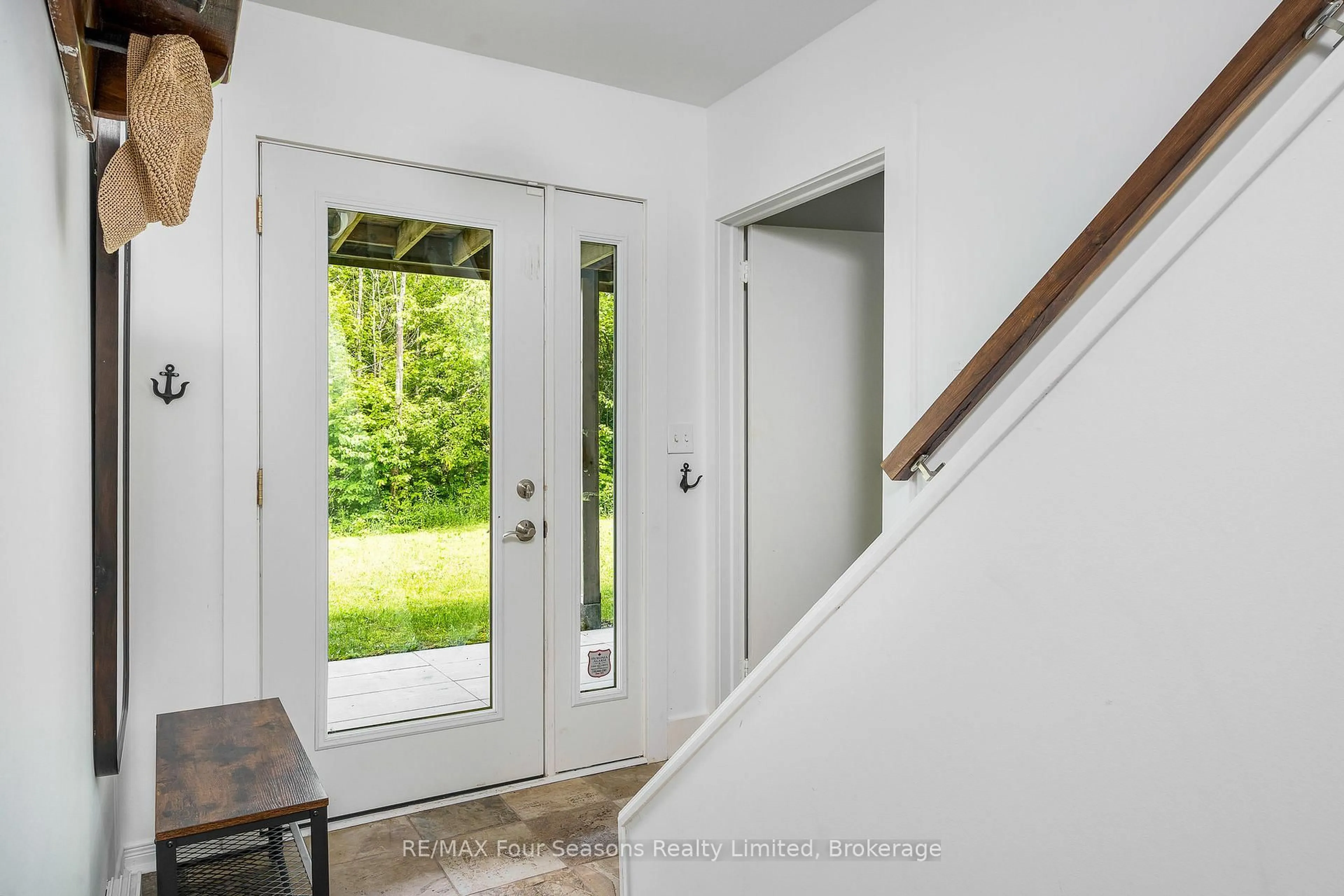 Indoor entryway for 166 Osprey Dr, Grey Highlands Ontario P1P 1R2