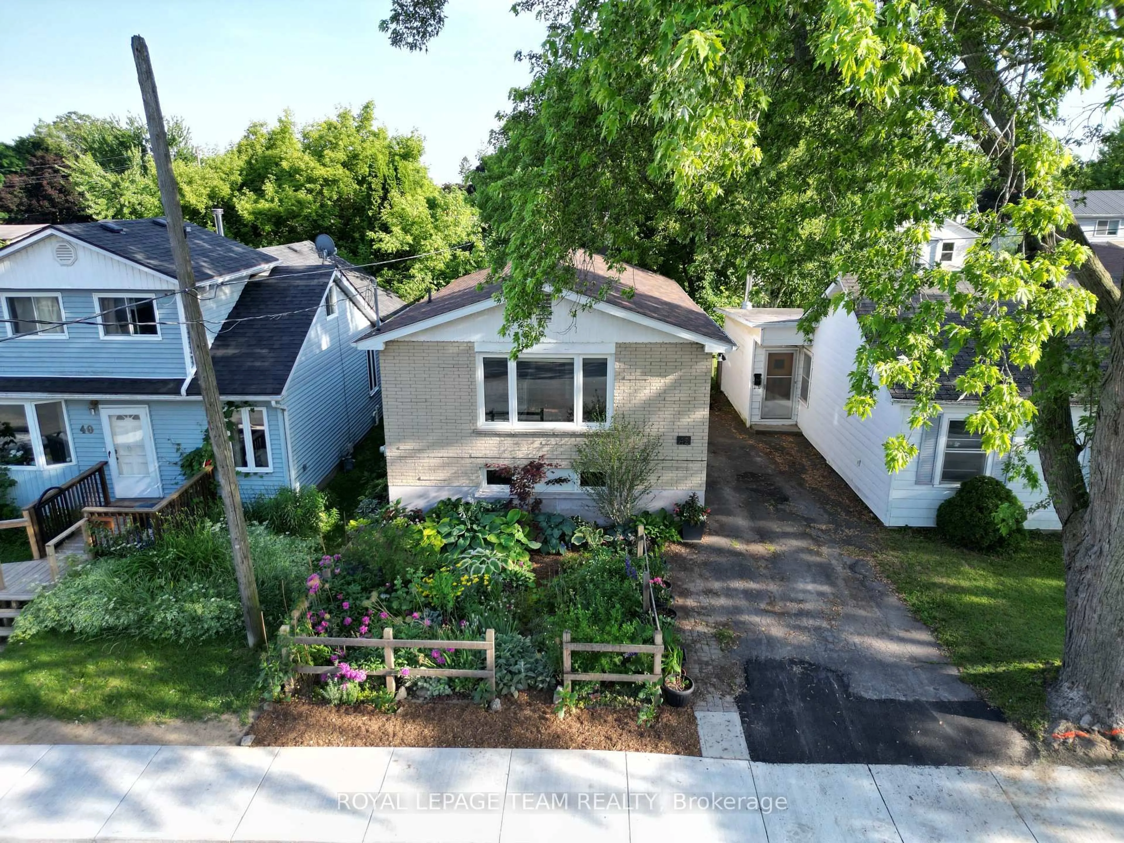 A pic from outside/outdoor area/front of a property/back of a property/a pic from drone, street for 42 Fourth Ave, Kingston Ontario K7K 2K2