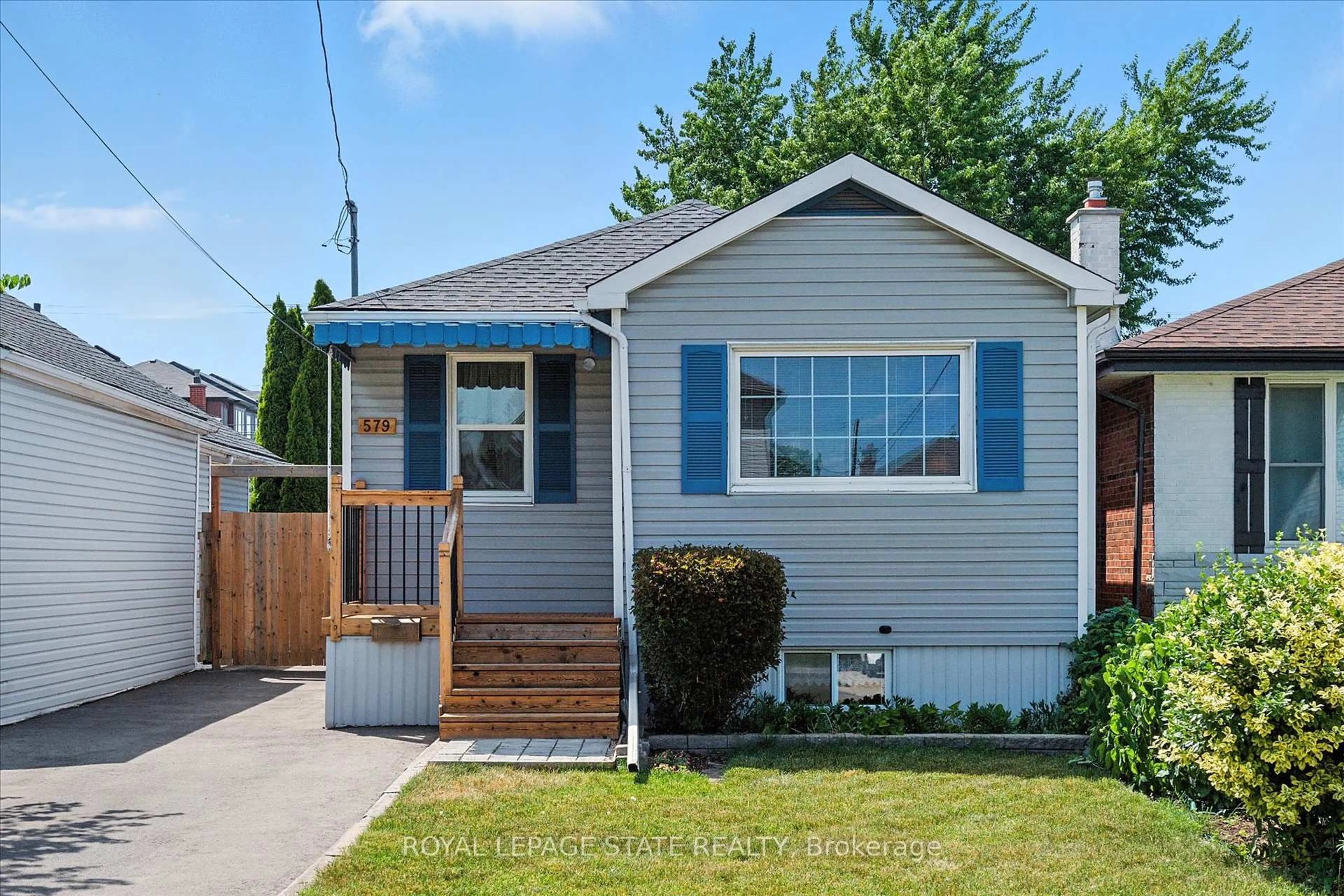 Home with vinyl exterior material, street for 579 Barnaby St, Hamilton Ontario L8H 6T8