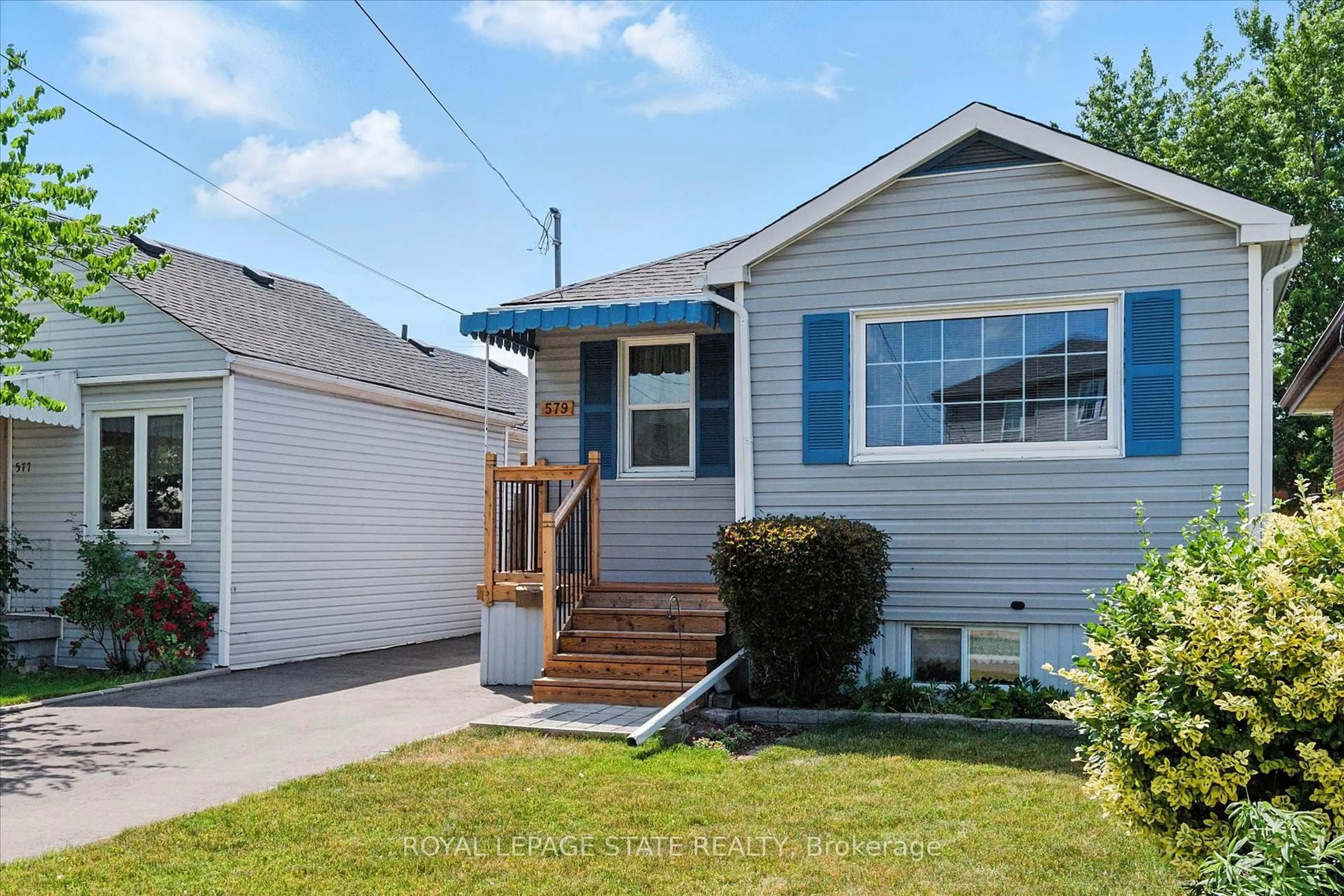 Home with vinyl exterior material, street for 579 Barnaby St, Hamilton Ontario L8H 6T8