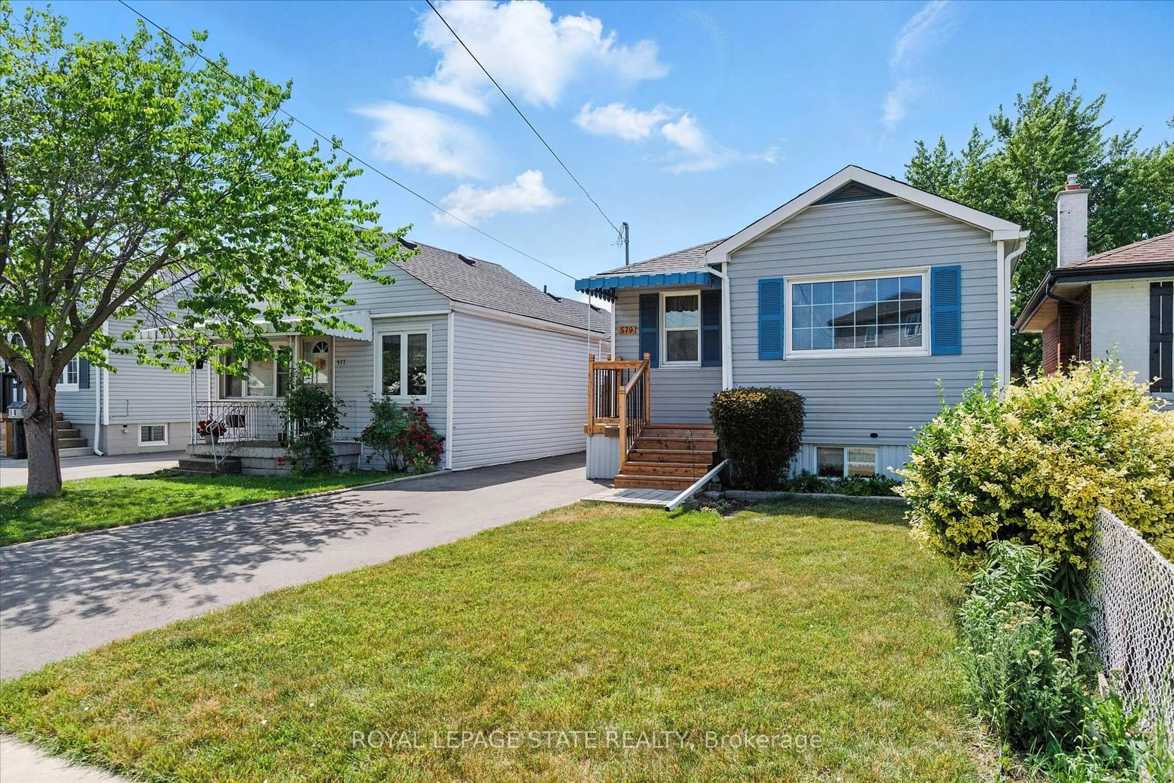 Home with vinyl exterior material, street for 579 Barnaby St, Hamilton Ontario L8H 6T8