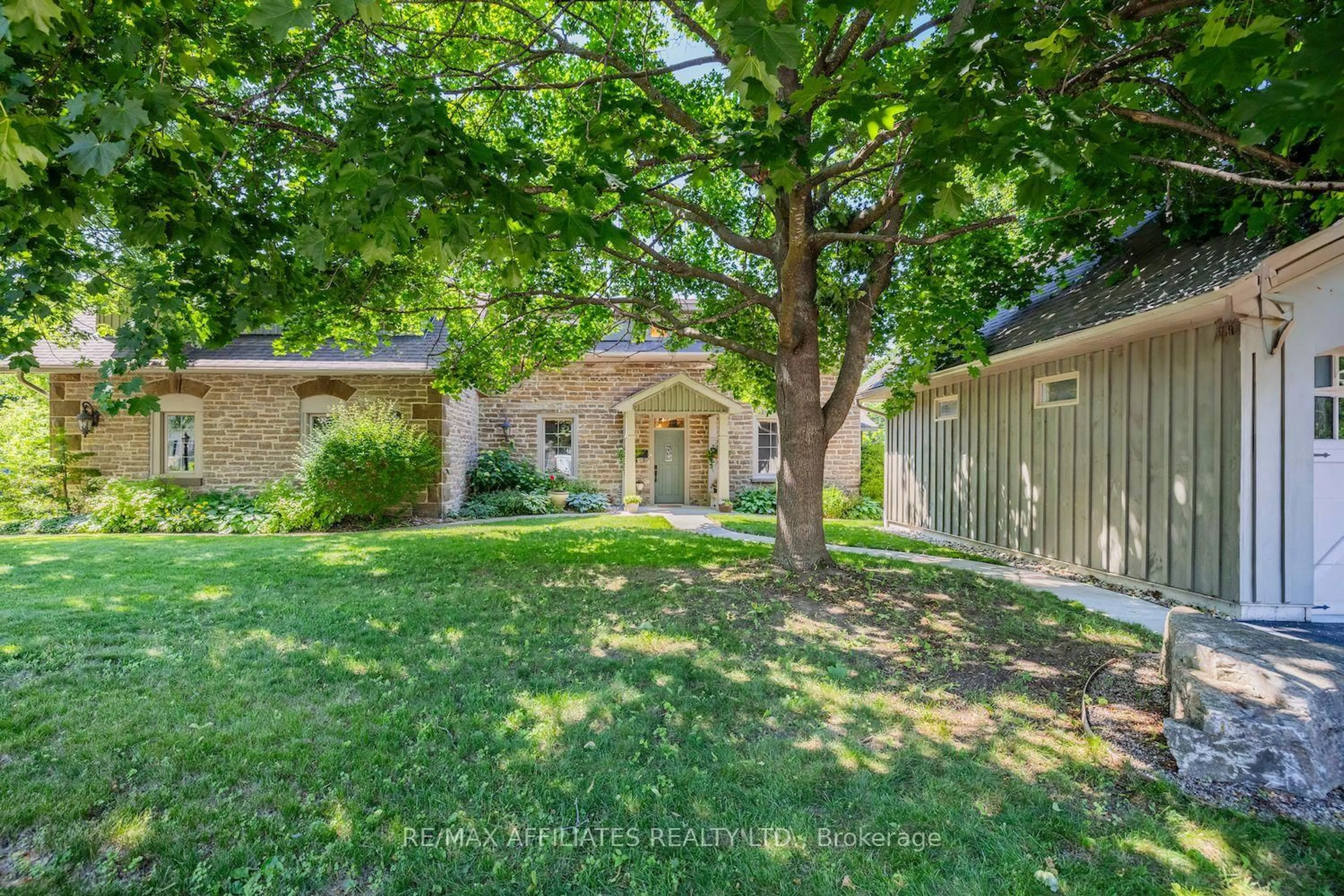A pic from outside/outdoor area/front of a property/back of a property/a pic from drone, street for 71 Mill St, Carleton Place Ontario K7C 1T6