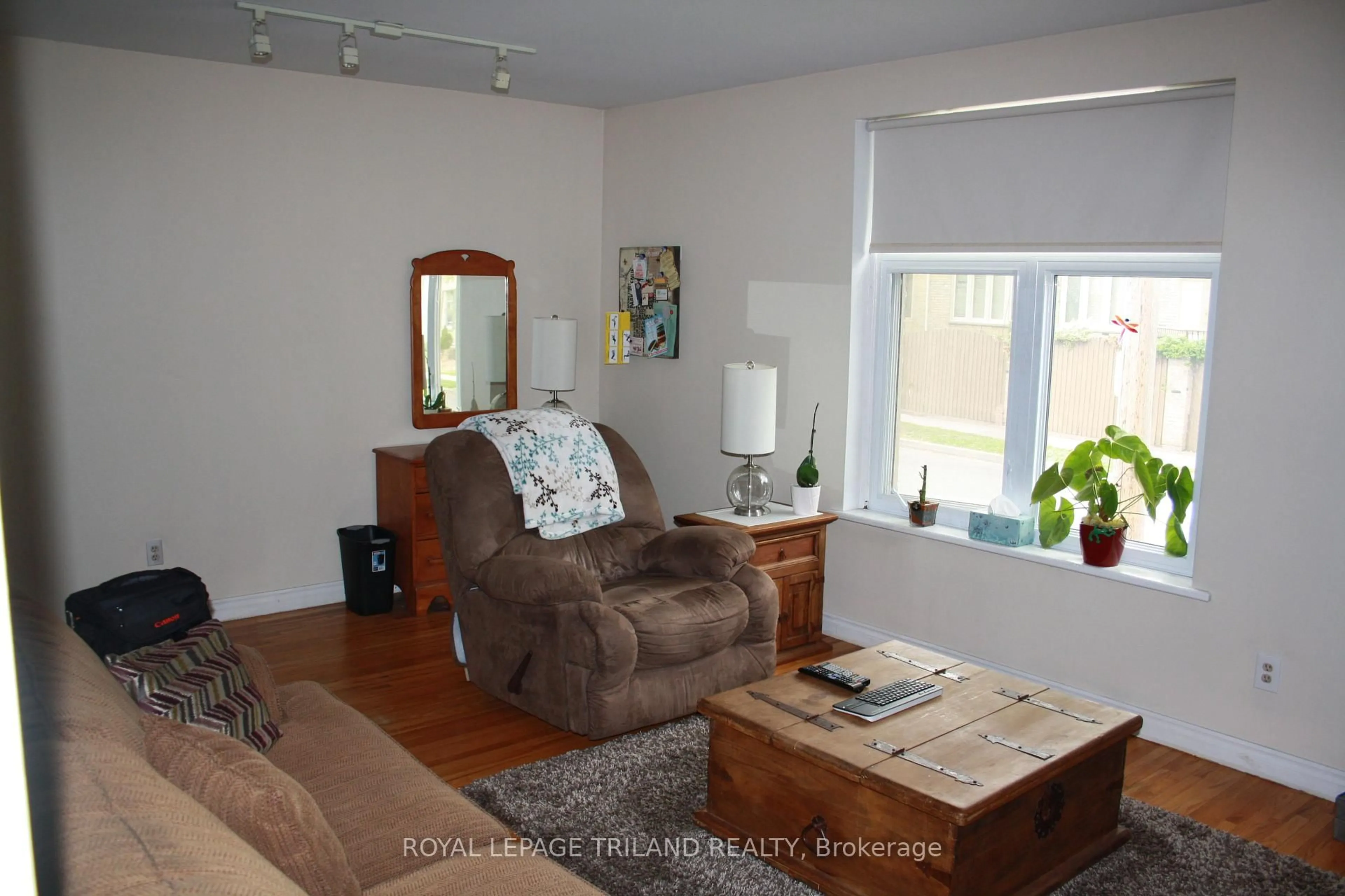 Living room with furniture, wood/laminate floor for 283 Hyman St, London East Ontario N6B 2G6