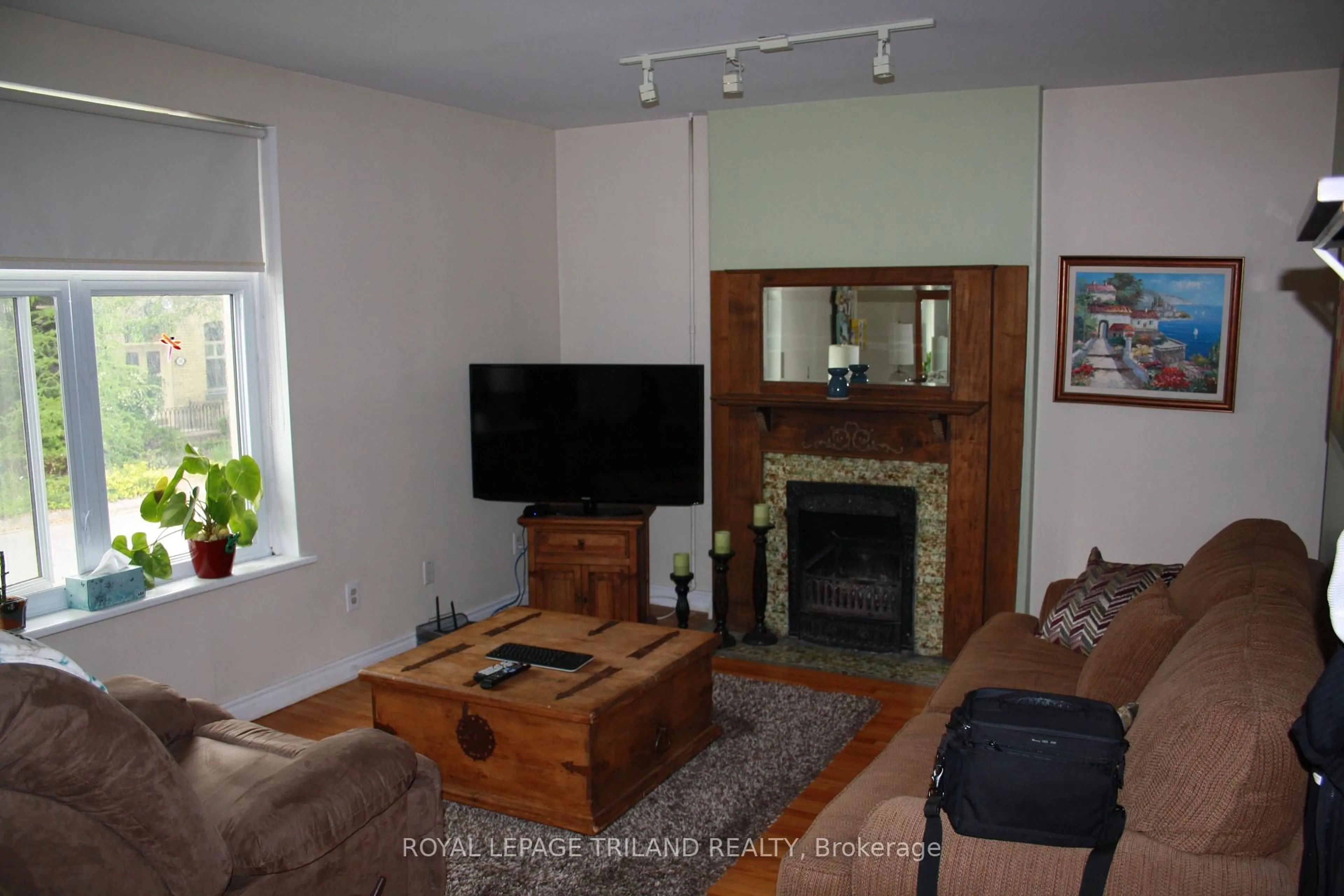 Living room with furniture, wood/laminate floor for 283 Hyman St, London East Ontario N6B 2G6