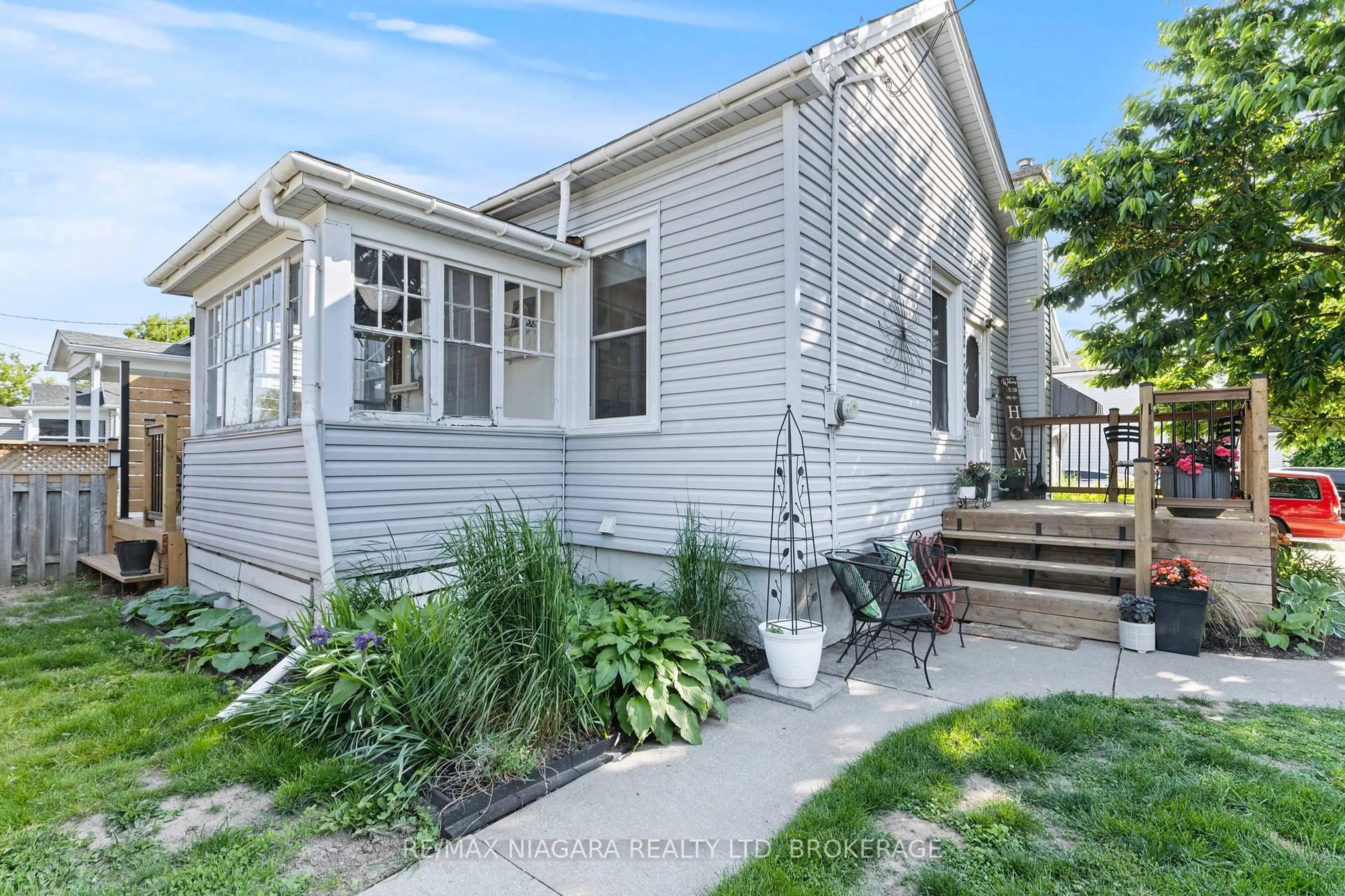 Home with vinyl exterior material, street for 17 Hampstead Pl, St. Catharines Ontario L2R 6P6