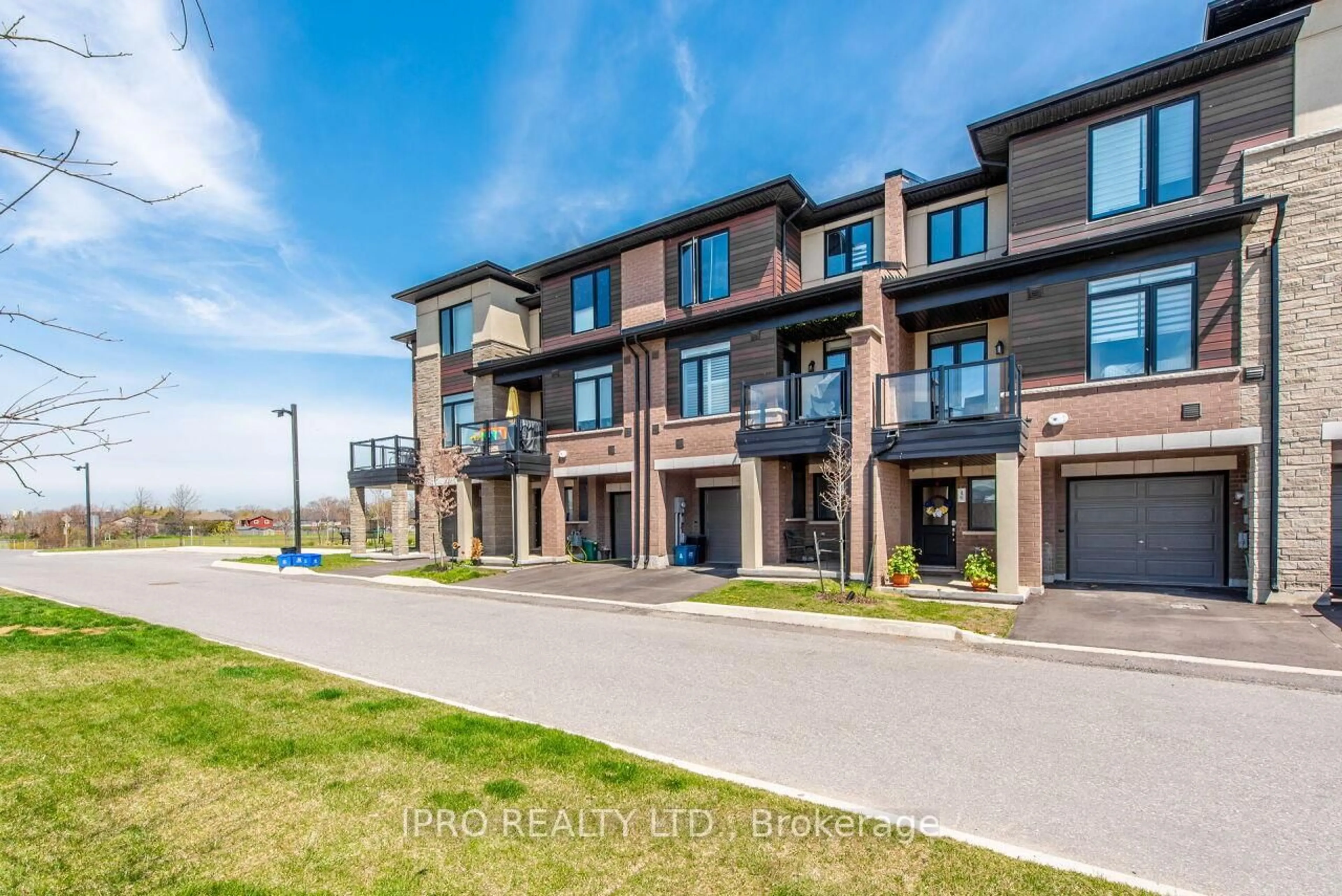 A pic from outside/outdoor area/front of a property/back of a property/a pic from drone, unknown for 590 North Service Rd #46, Hamilton Ontario L8E 5A6