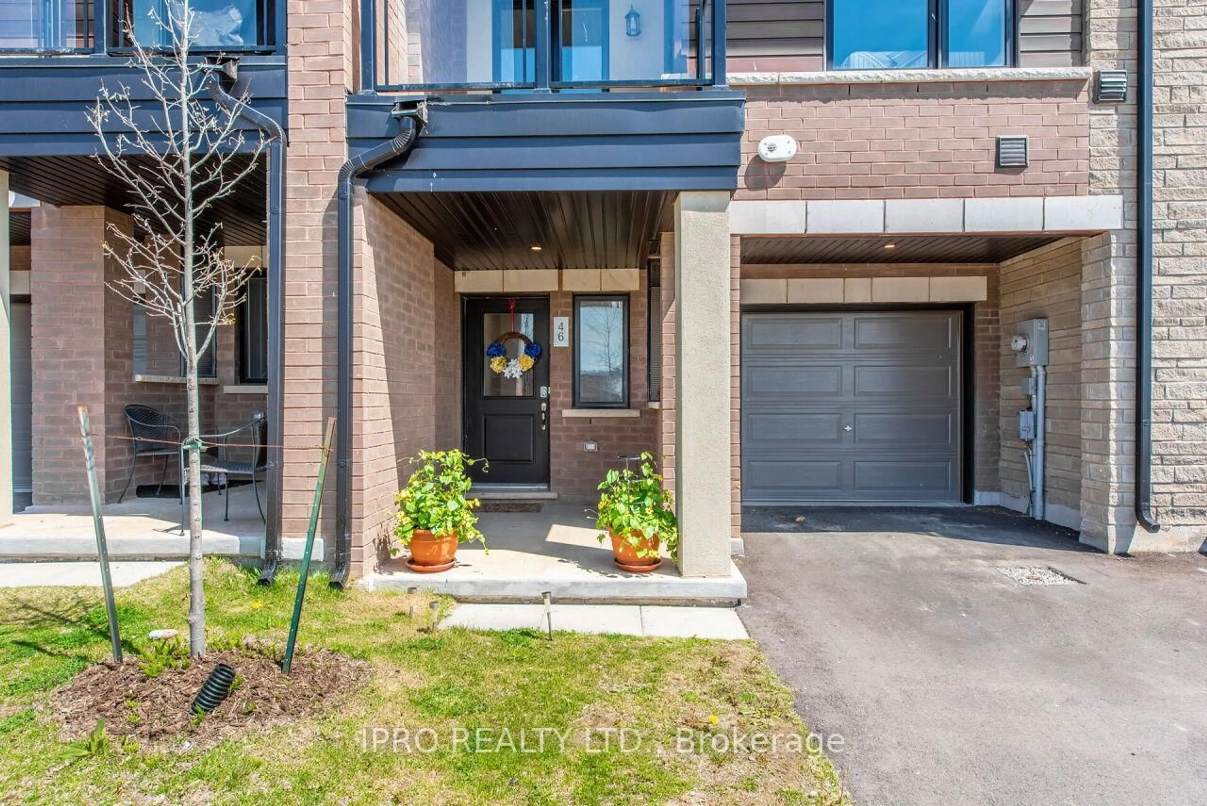 Home with brick exterior material, street for 590 North Service Rd #46, Hamilton Ontario L8E 5A6