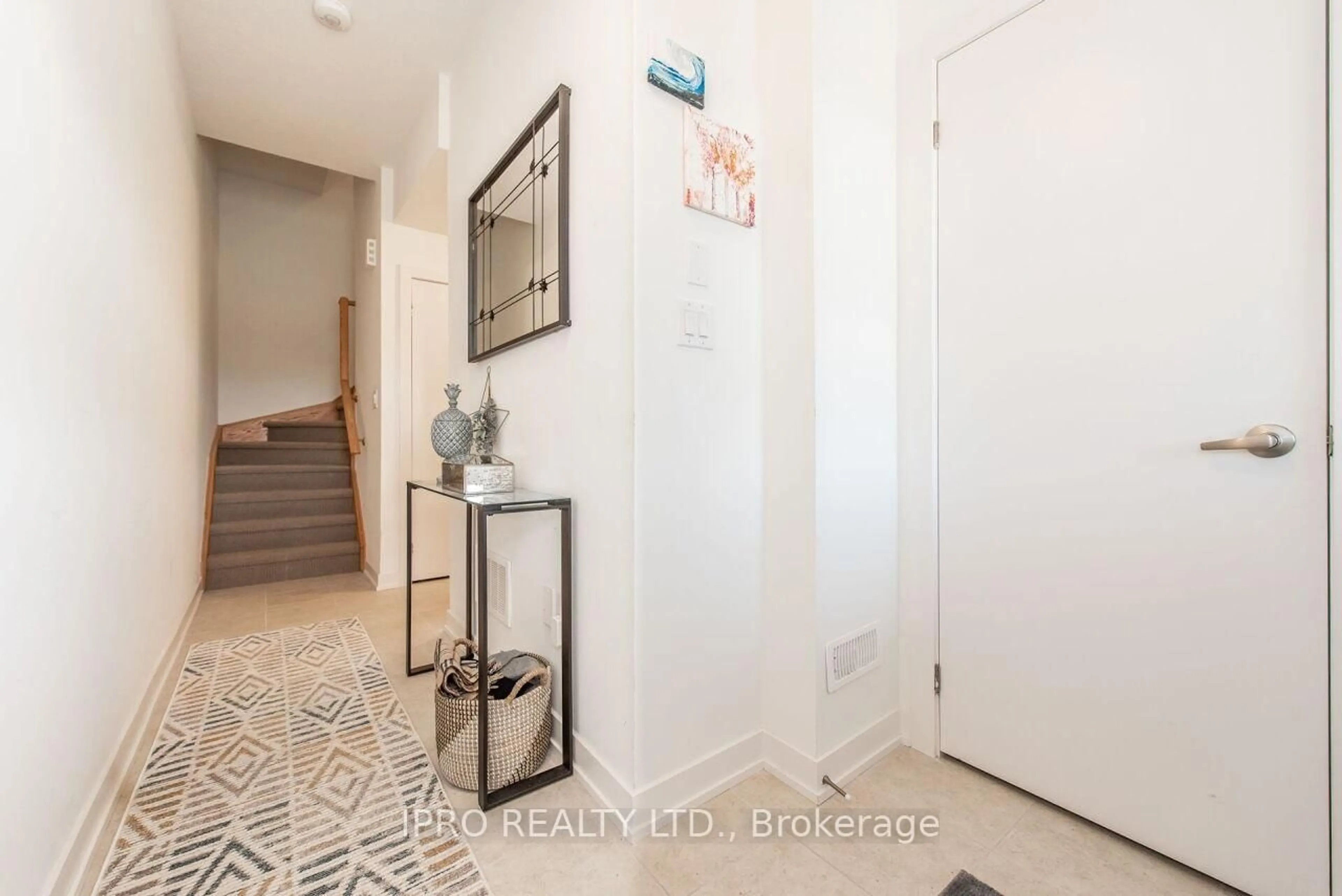 Indoor entryway for 590 North Service Rd #46, Hamilton Ontario L8E 5A6