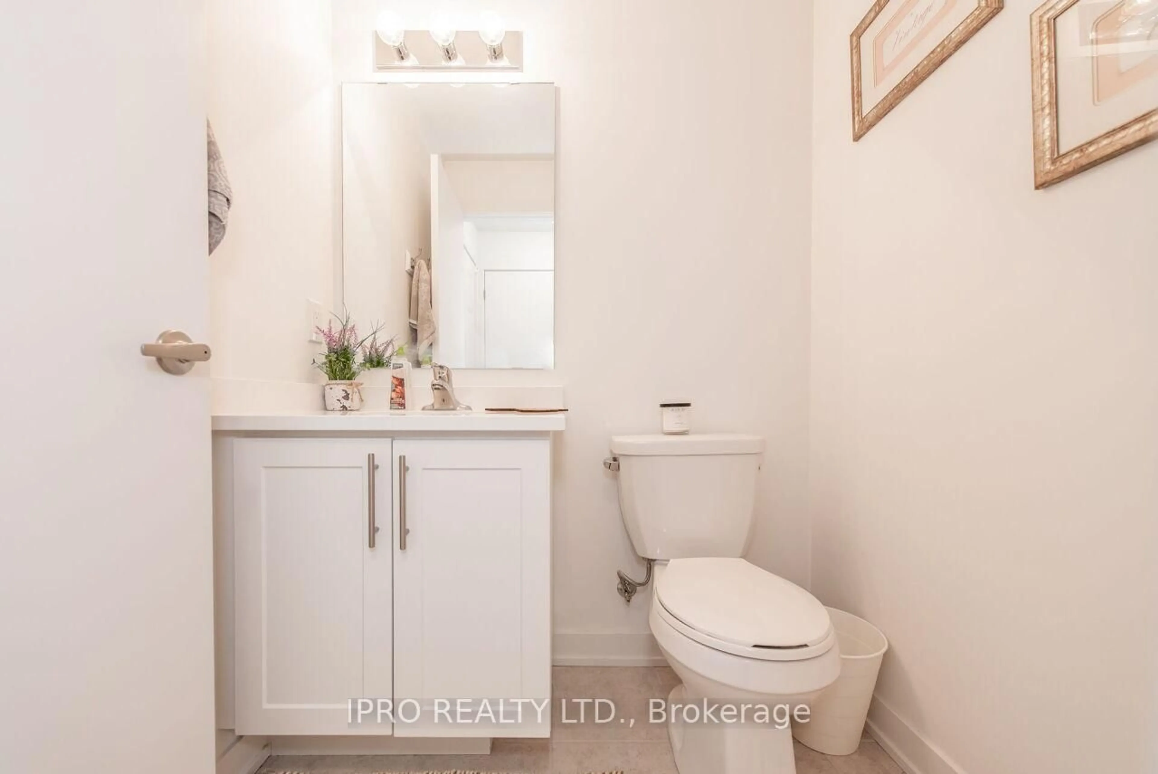 Standard bathroom, ceramic/tile floor for 590 North Service Rd #46, Hamilton Ontario L8E 5A6