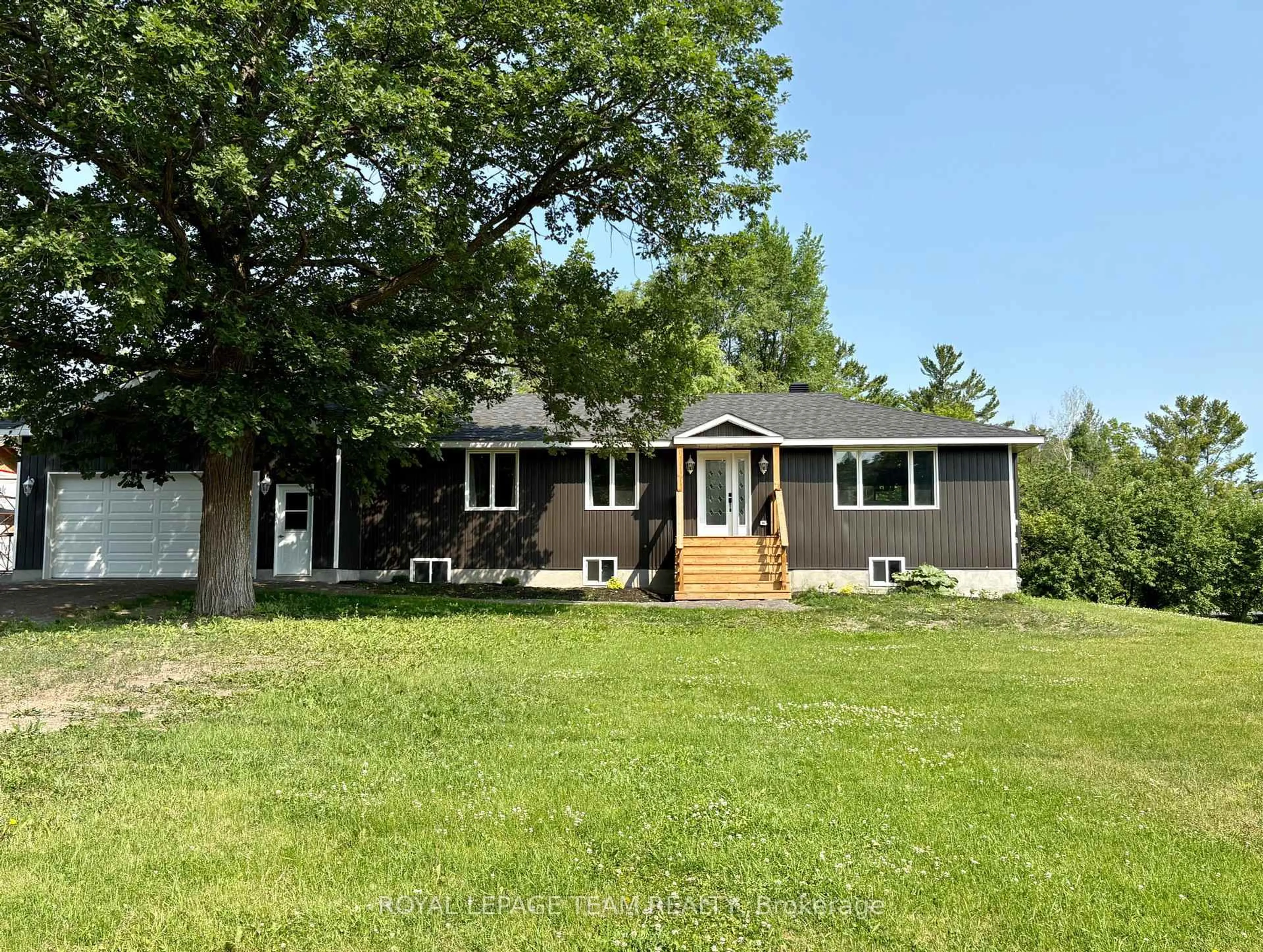 A pic from outside/outdoor area/front of a property/back of a property/a pic from drone, street for 164 Pinegrove Rd, Arnprior Ontario K7S 3G8