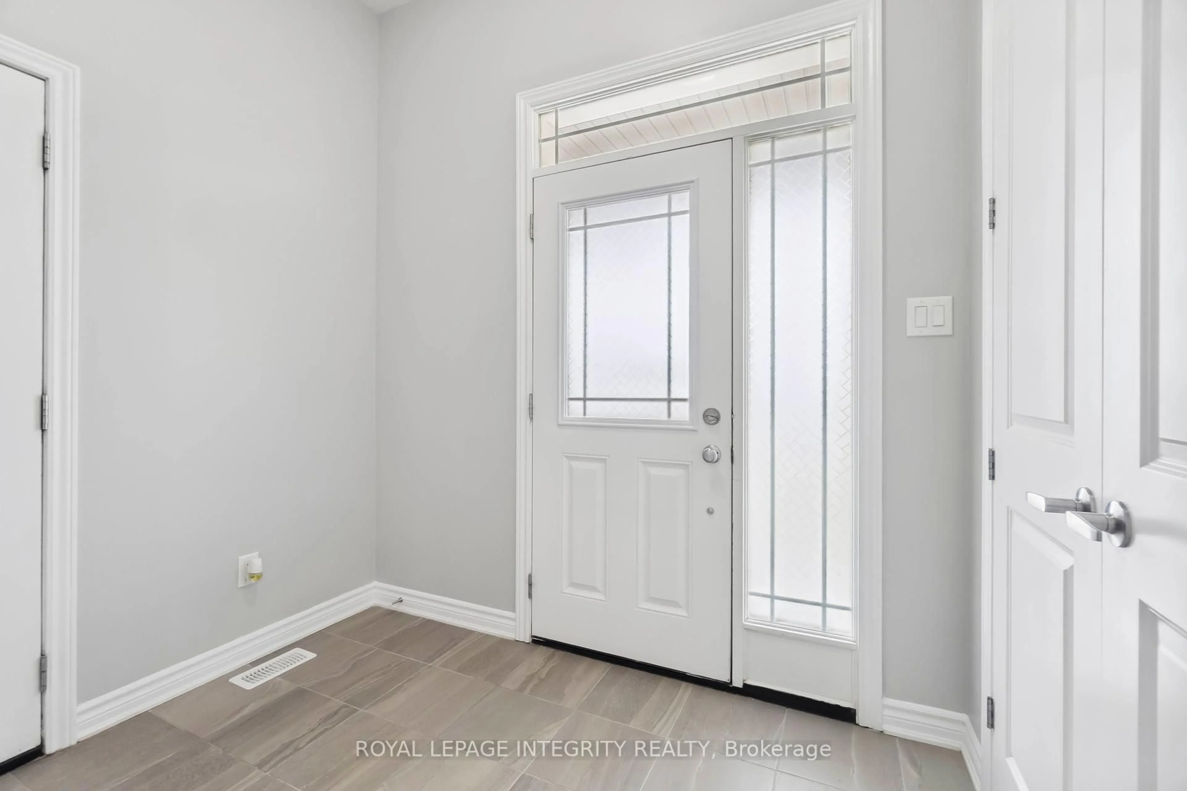 Indoor entryway for 95 Mesa Dr, Ottawa Ontario K2J 6W1