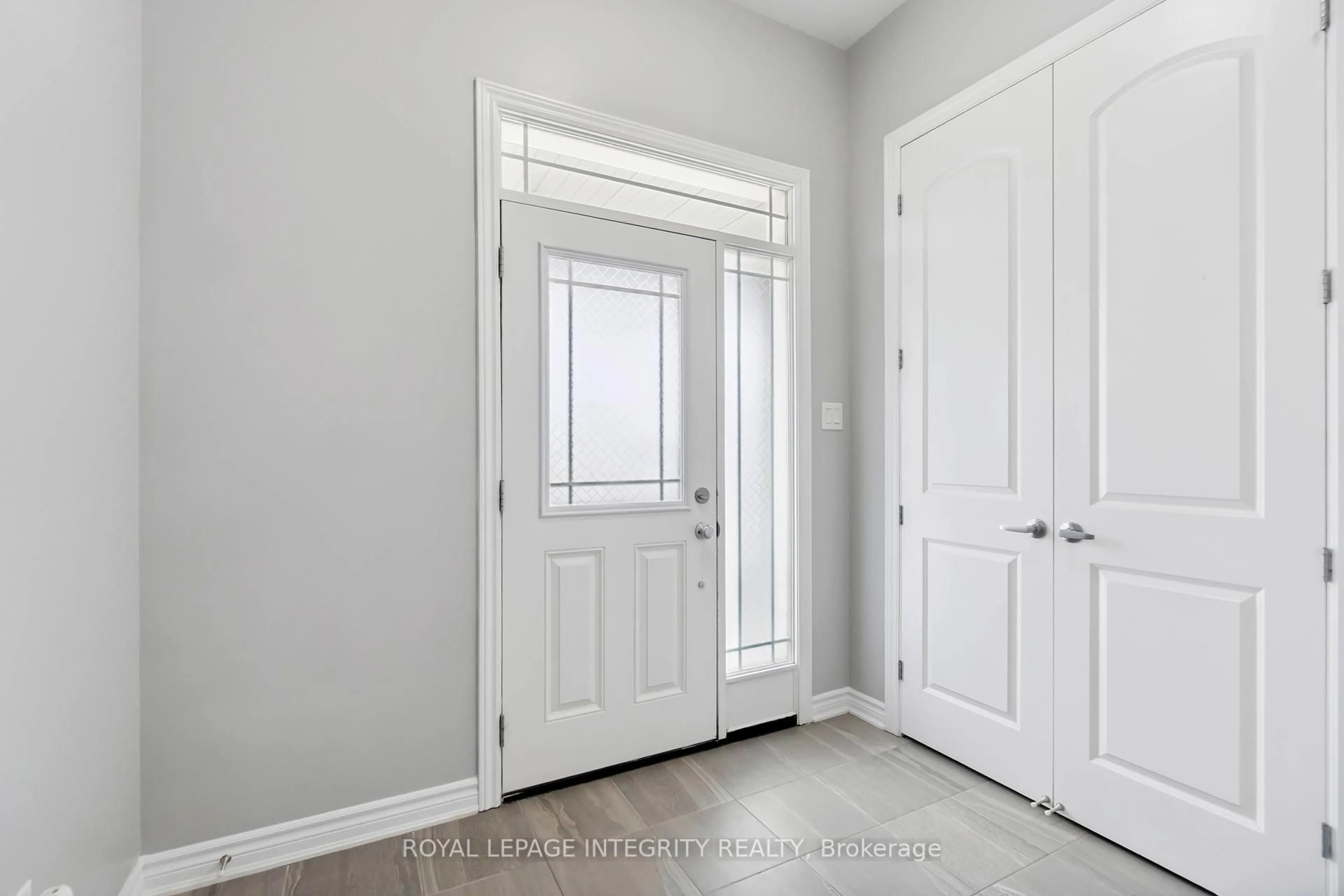 Indoor entryway for 95 Mesa Dr, Ottawa Ontario K2J 6W1