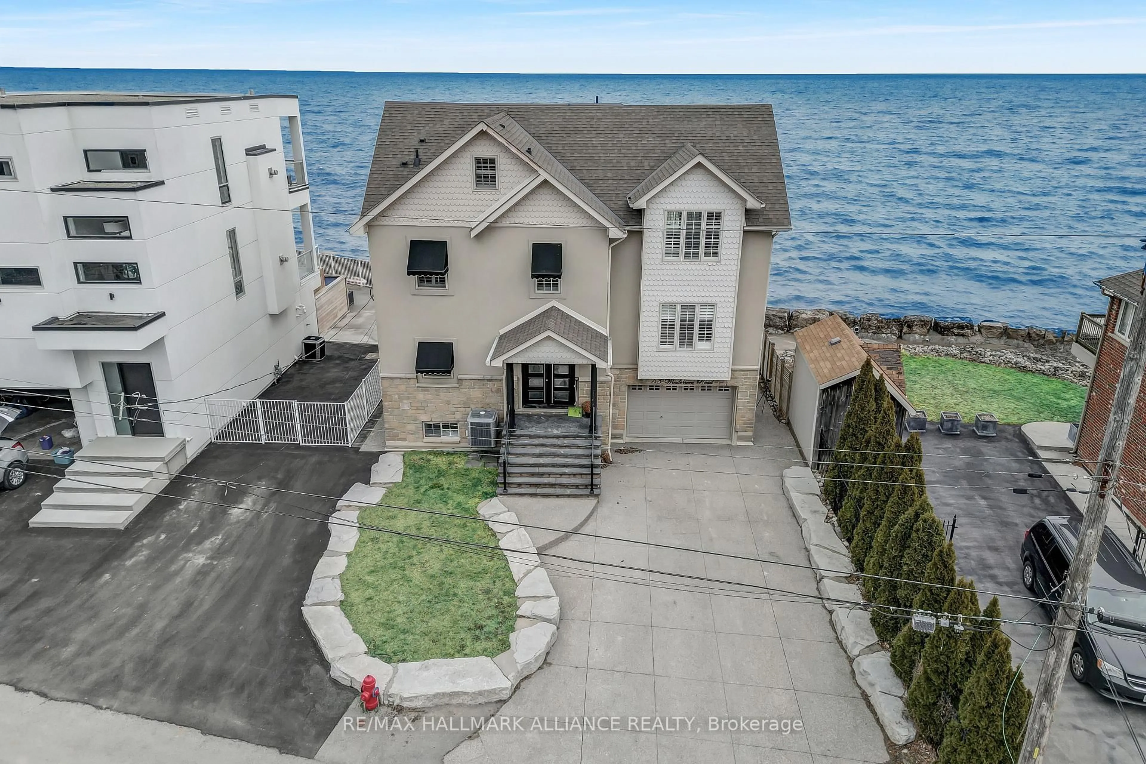 A pic from outside/outdoor area/front of a property/back of a property/a pic from drone, water/lake/river/ocean view for 53 Windemere Rd, Hamilton Ontario L8E 5G5