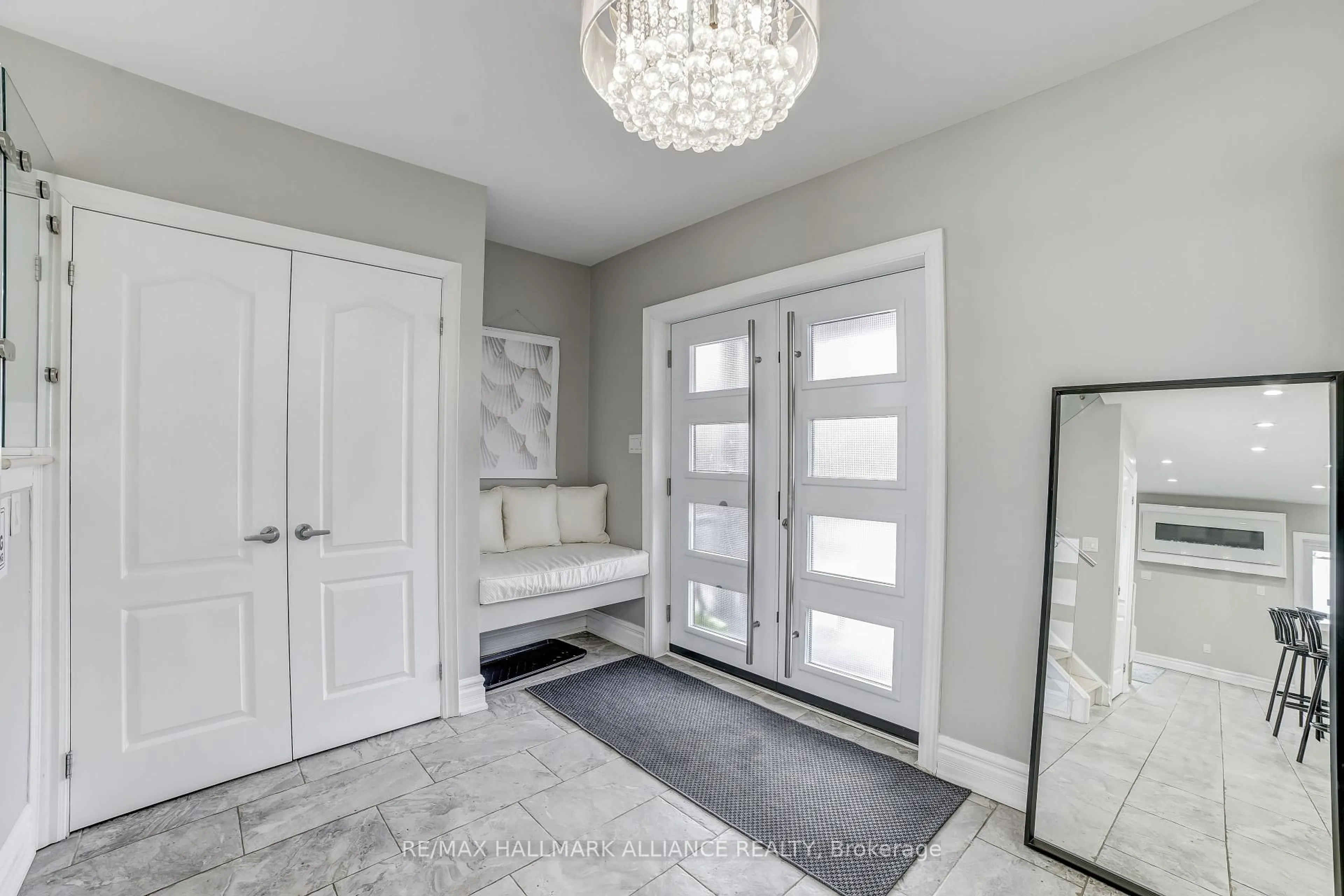 Indoor entryway for 53 Windemere Rd, Hamilton Ontario L8E 5G5