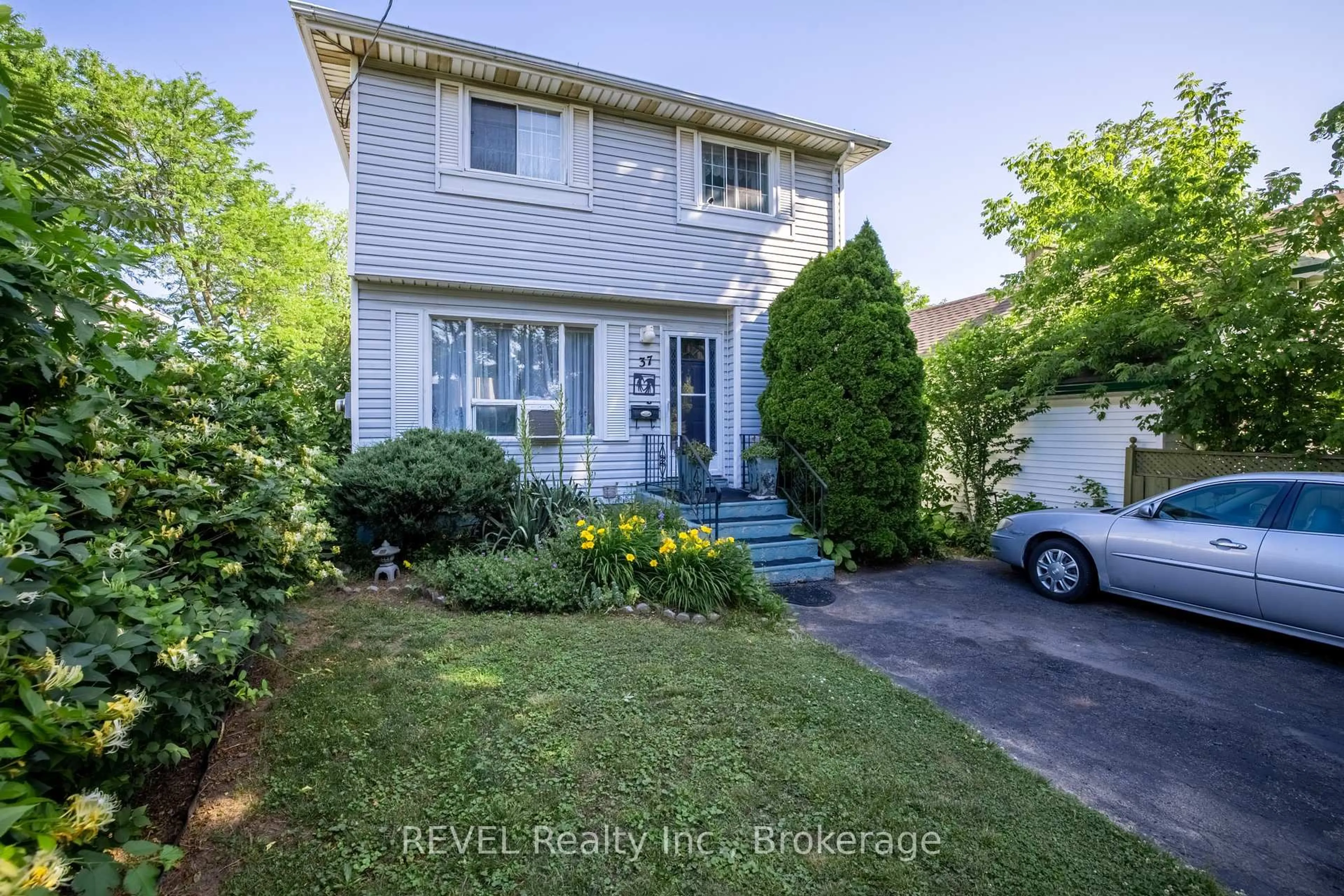 A pic from outside/outdoor area/front of a property/back of a property/a pic from drone, street for 37 Manchester Ave, St. Catharines Ontario L2R 1N9