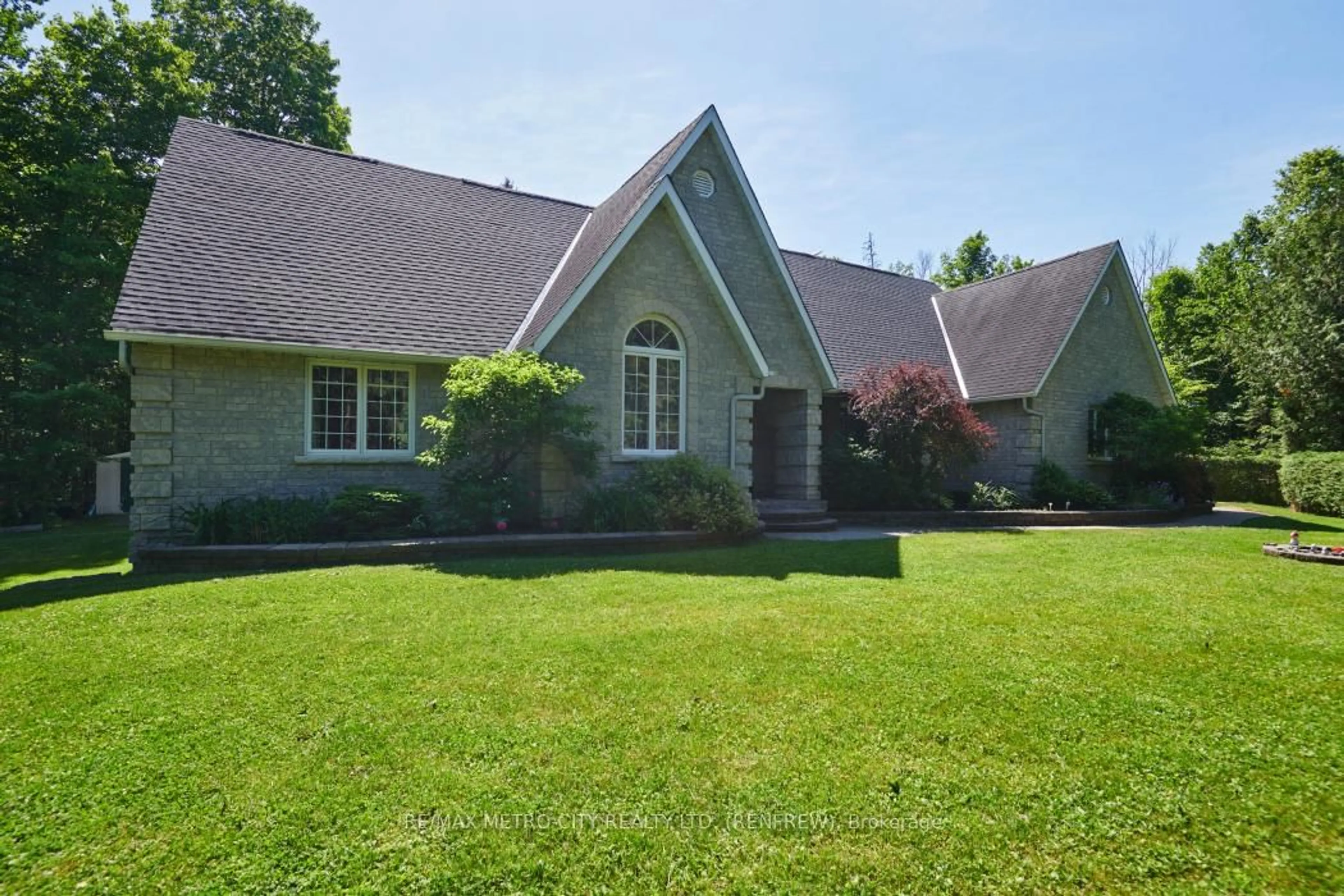A pic from outside/outdoor area/front of a property/back of a property/a pic from drone, mountain view for 2069 Highway 132 Highway, Renfrew Ontario K7V 3Z7