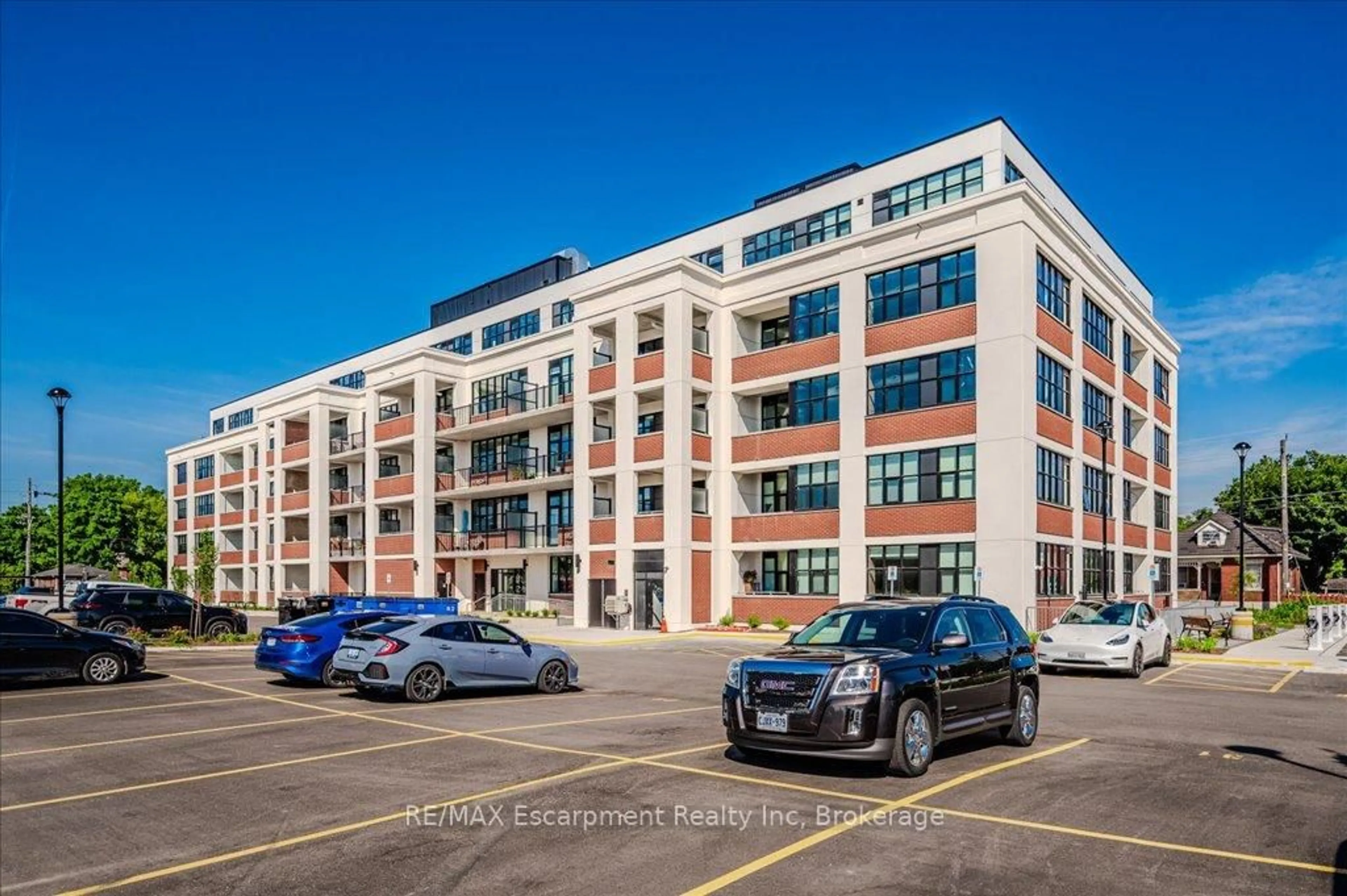 A pic from outside/outdoor area/front of a property/back of a property/a pic from drone, building for 120 Huron St #528, Guelph Ontario N1E 0T8