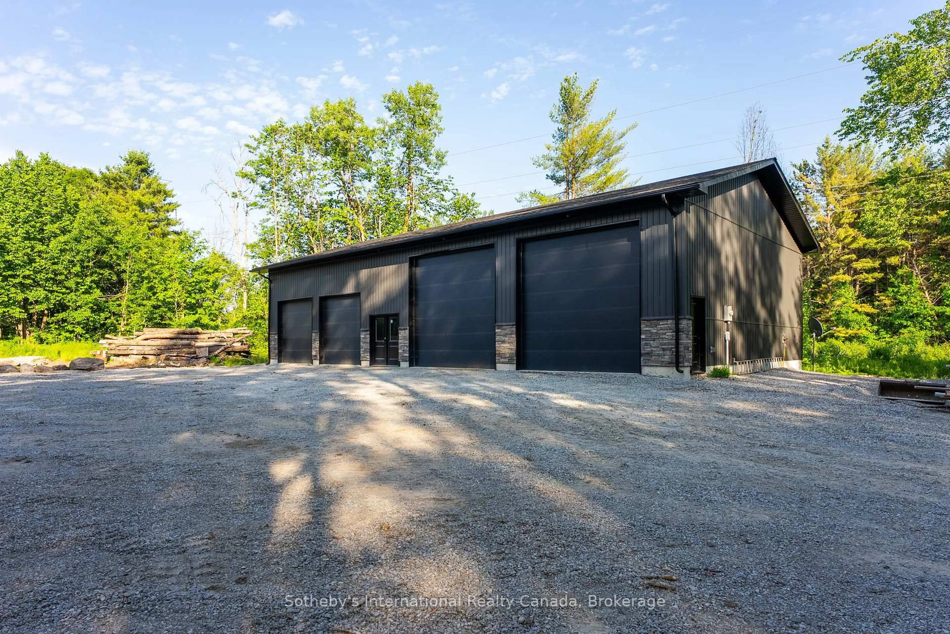 Indoor garage for 1064 Laidlaw Ave, Gravenhurst Ontario L0K 2B0