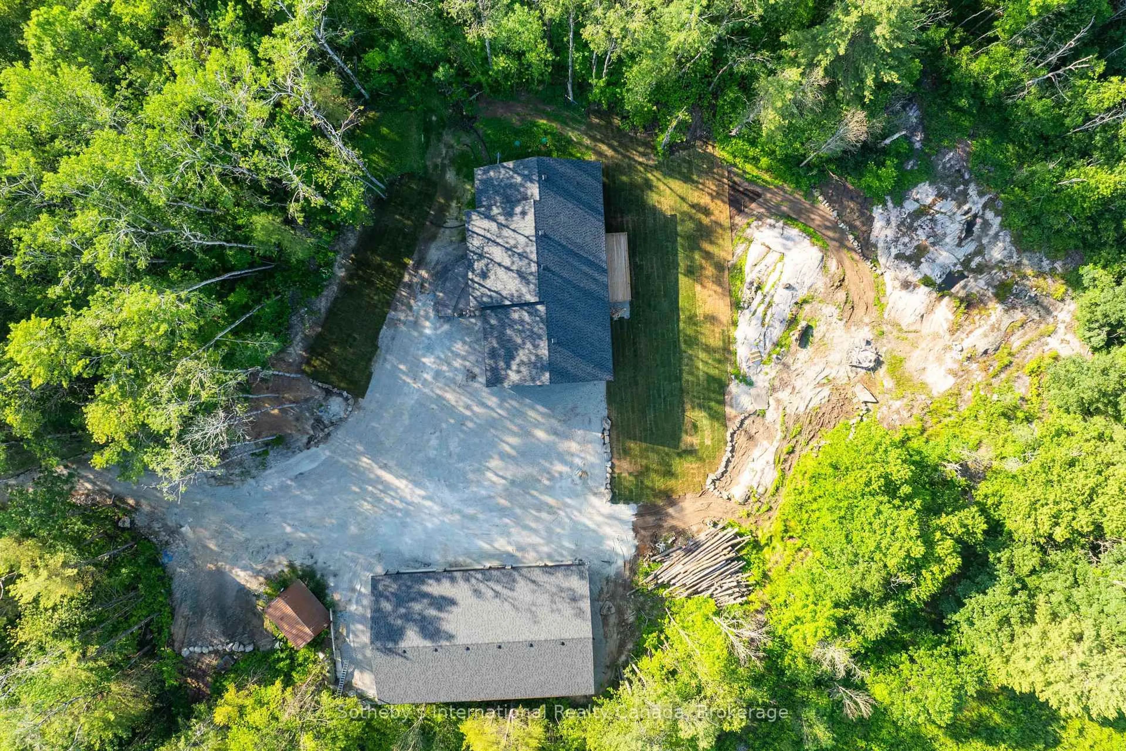 A pic from outside/outdoor area/front of a property/back of a property/a pic from drone, unknown for 1064 Laidlaw Ave, Gravenhurst Ontario L0K 2B0