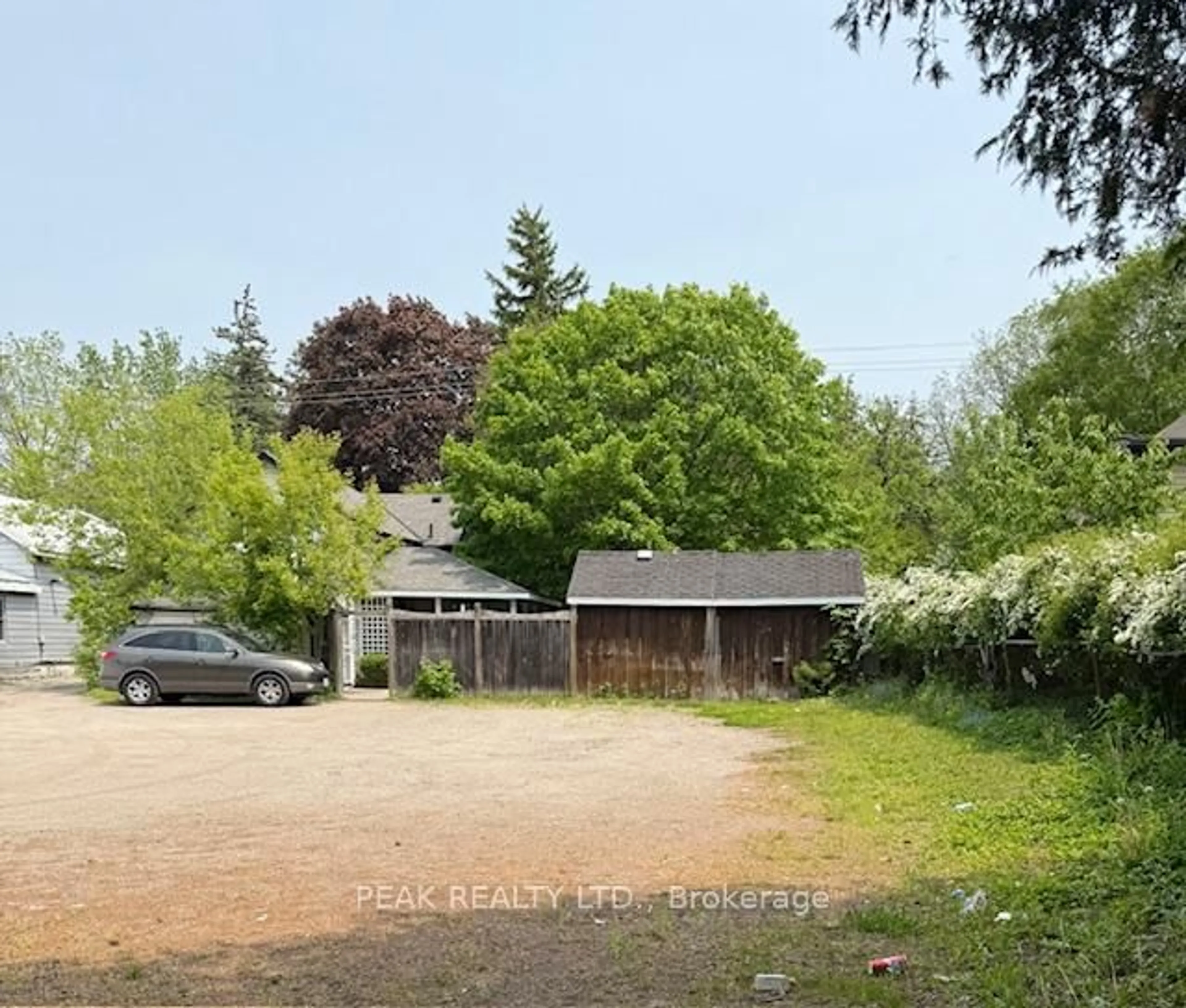 A pic from outside/outdoor area/front of a property/back of a property/a pic from drone, street for 547 Lancaster St, Kitchener Ontario N2K 1M2