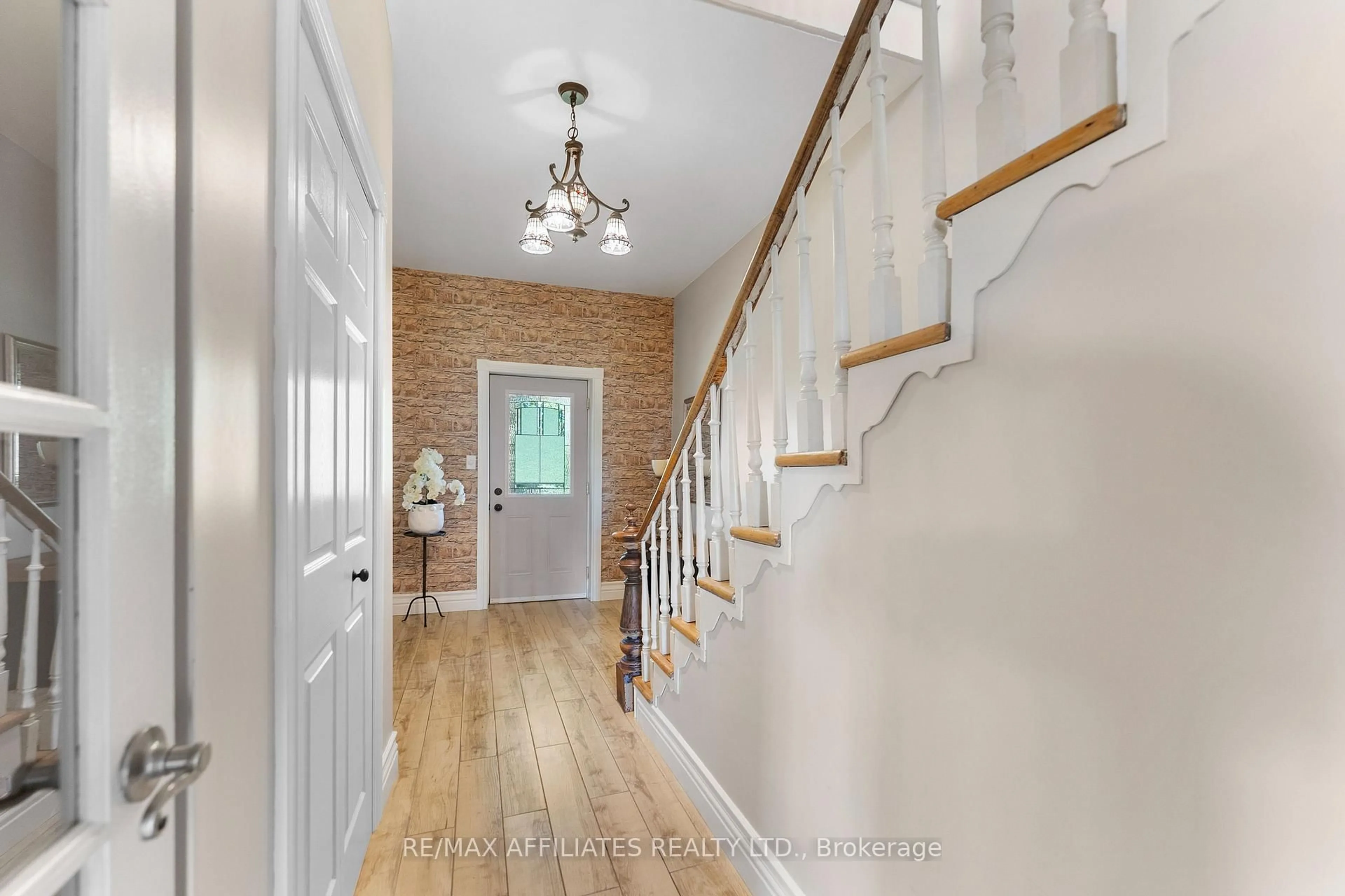 Indoor entryway for 2543 County 12 Rd, North Stormont Ontario K0C 1G0