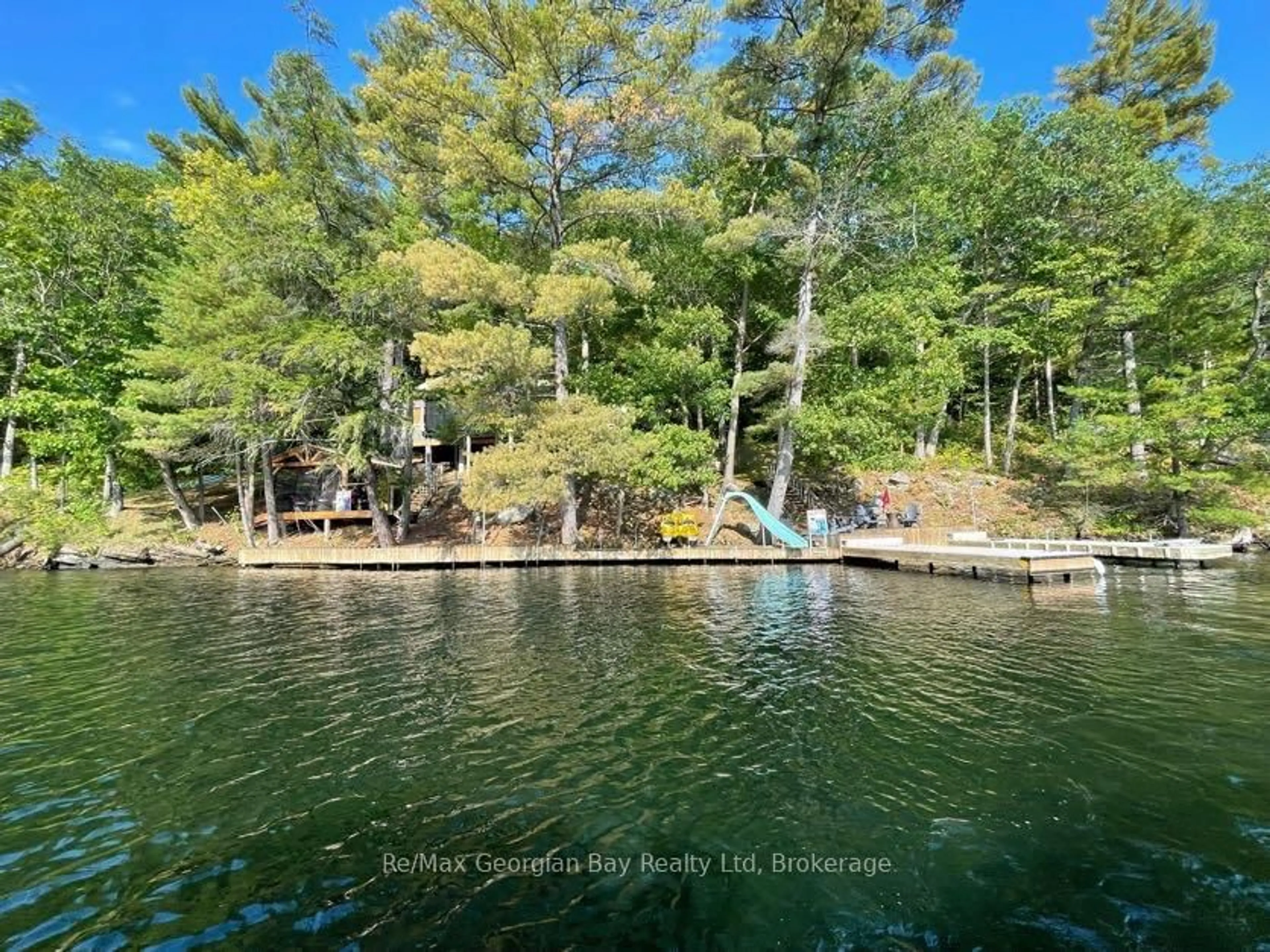 A pic from outside/outdoor area/front of a property/back of a property/a pic from drone, water/lake/river/ocean view for 4 SEVERN RIVER SR406, Muskoka Lakes Ontario L0K 1E0
