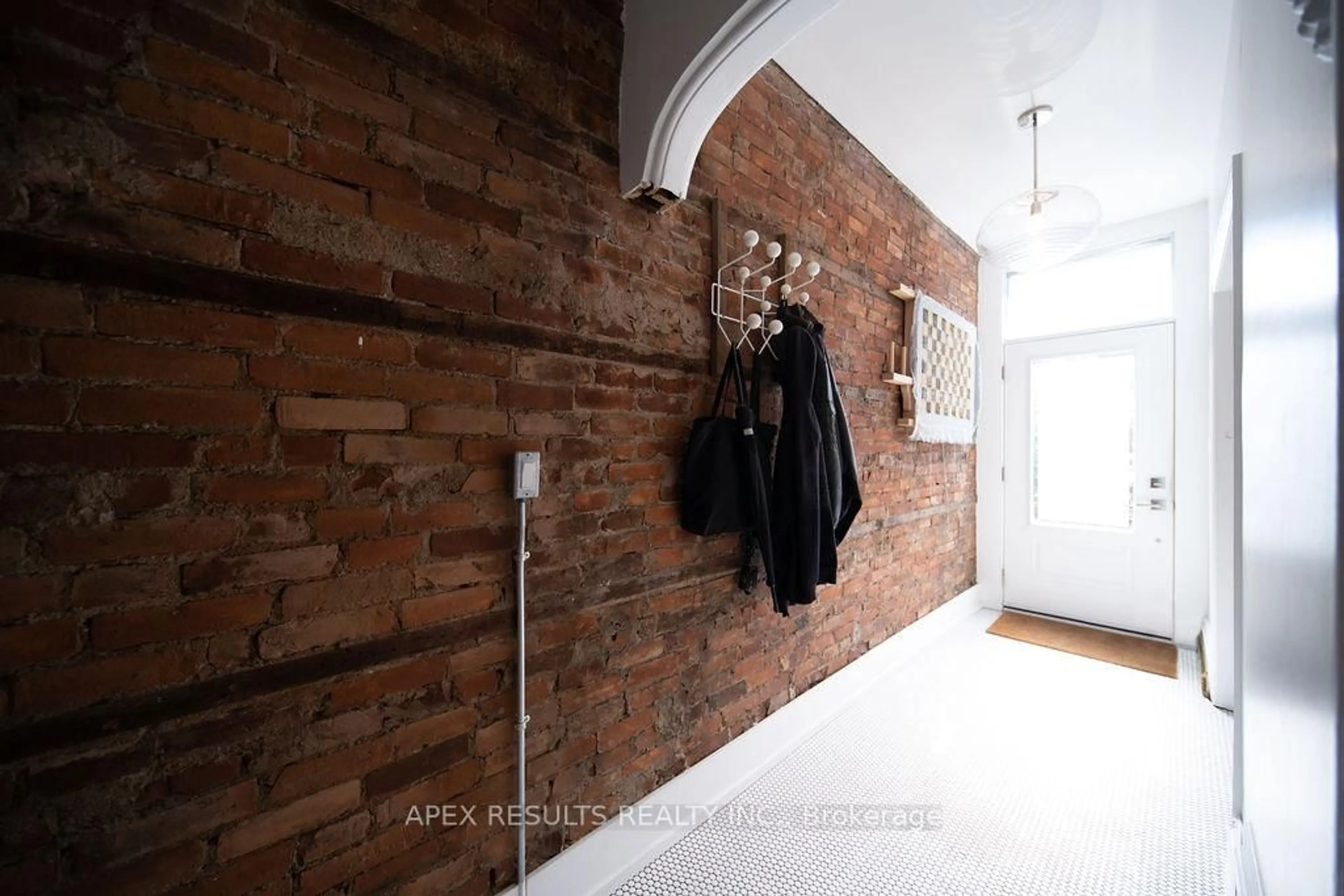 Indoor entryway for 61 William St, Hamilton Ontario L8L 5T6