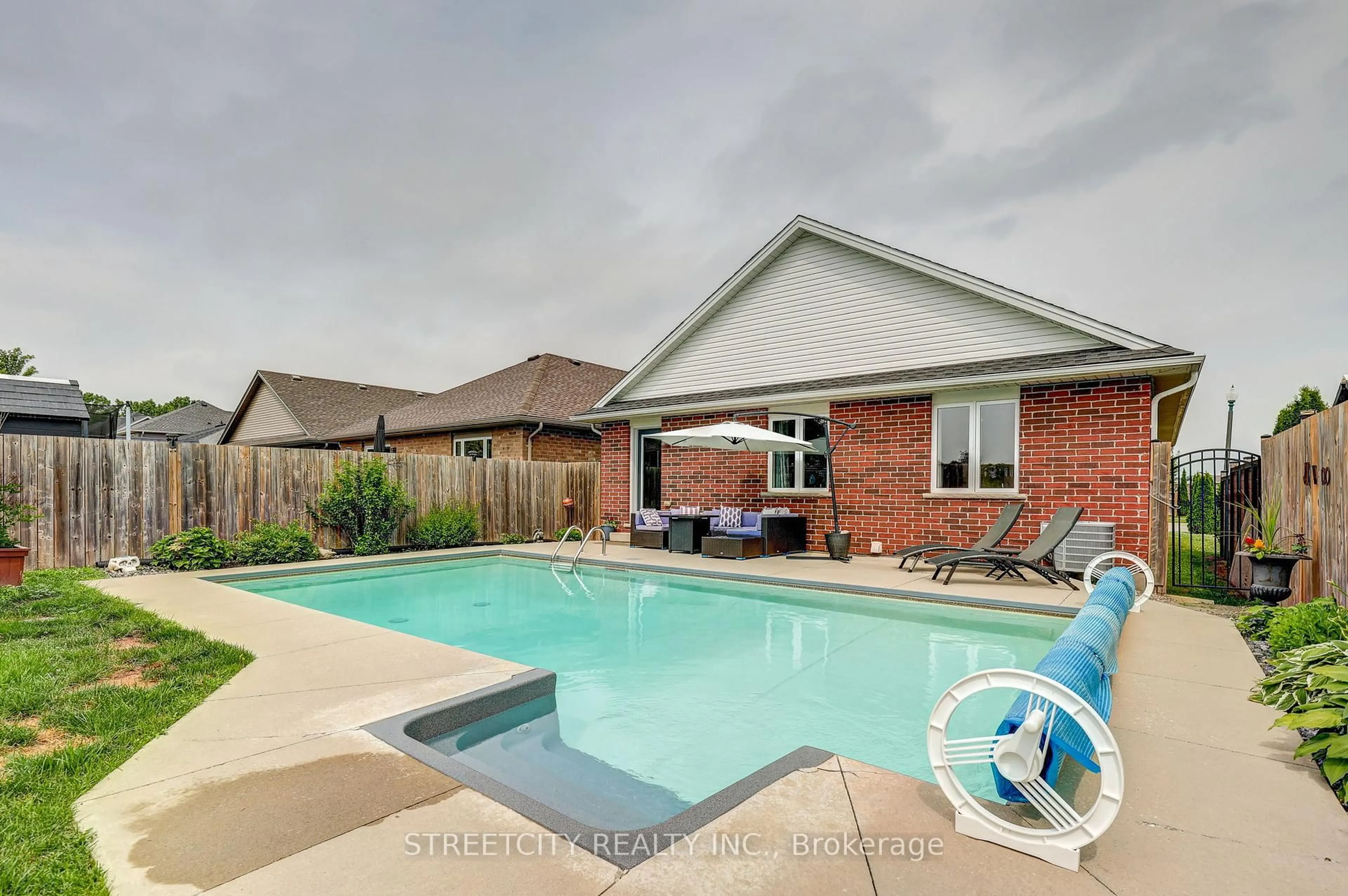 Pool for 120 Peach Tree Blvd, St. Thomas Ontario N5R 5M9