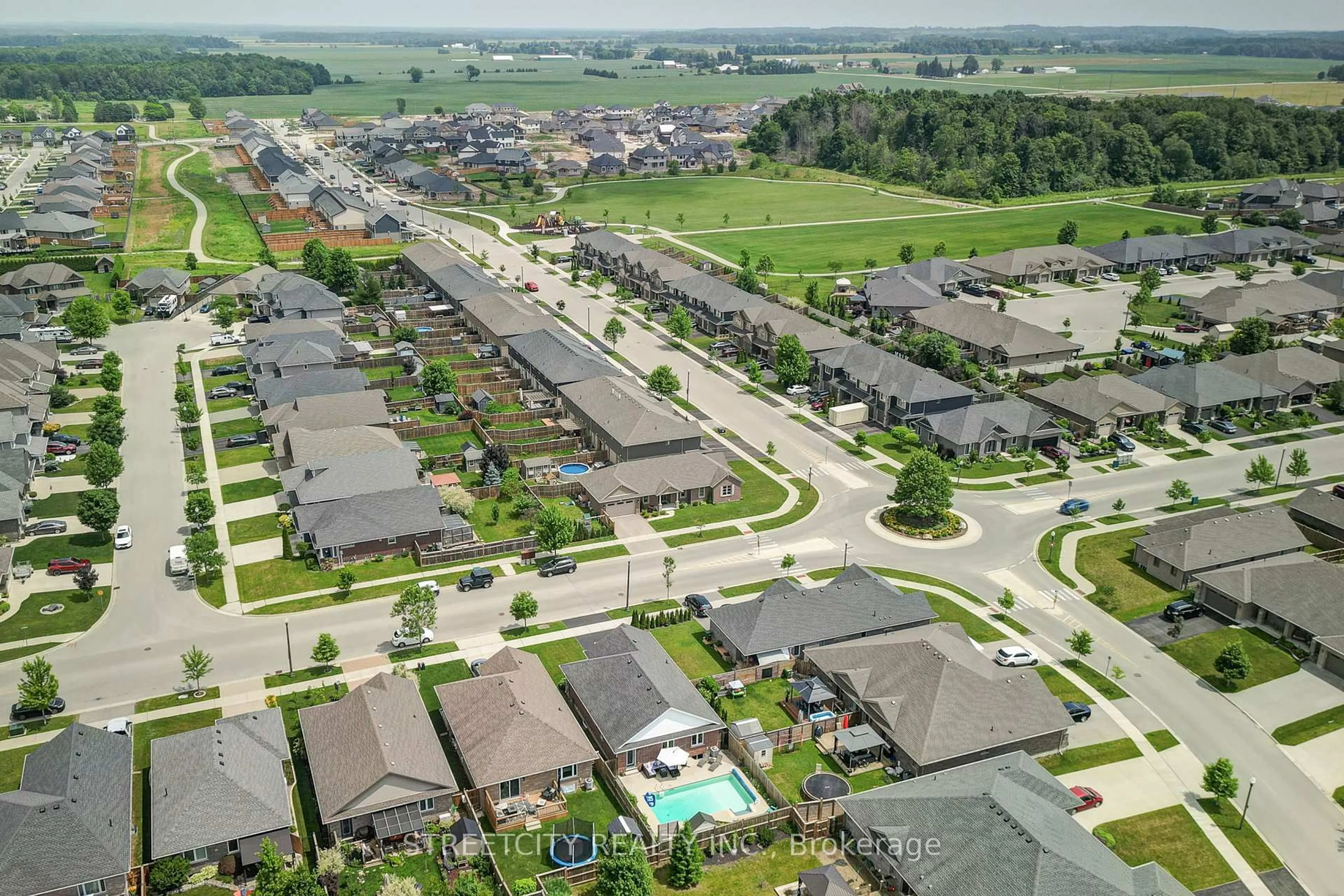 A pic from outside/outdoor area/front of a property/back of a property/a pic from drone, street for 120 Peach Tree Blvd, St. Thomas Ontario N5R 5M9