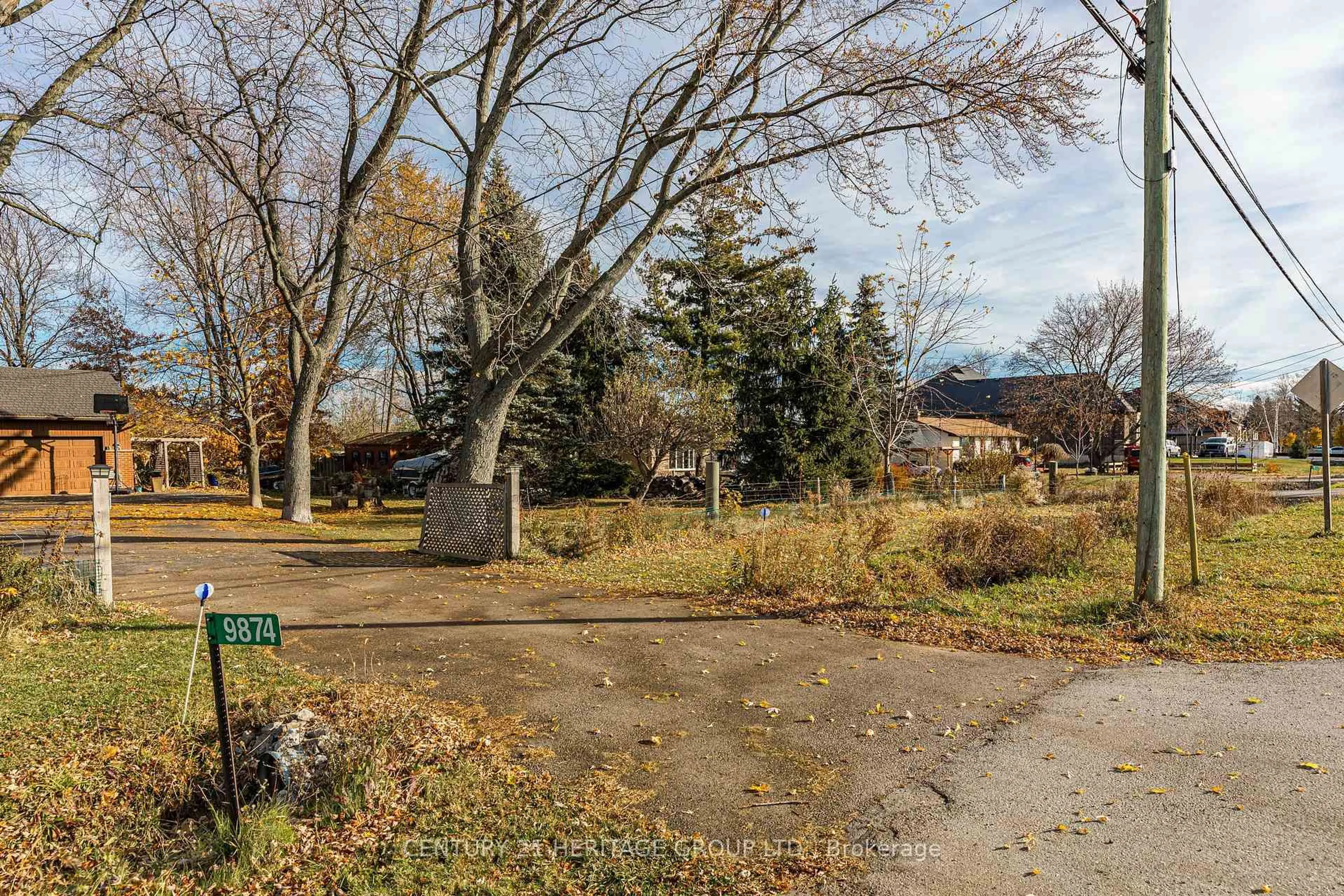 Patio, street for 9868 Twenty Rd, Hamilton Ontario L0R 1W0