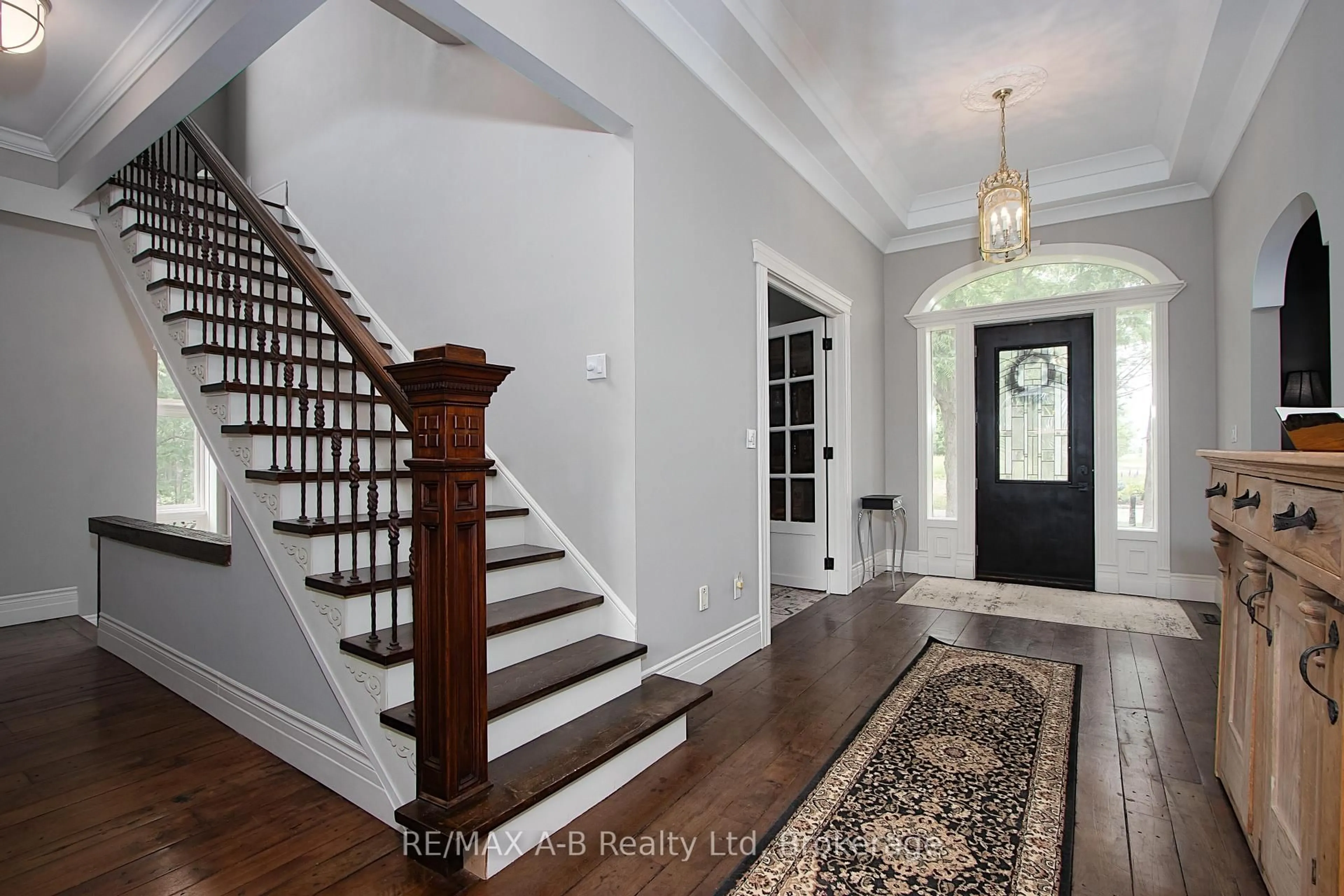 Indoor entryway for 12096 Gale Rd, North Middlesex Ontario N0M 1A0
