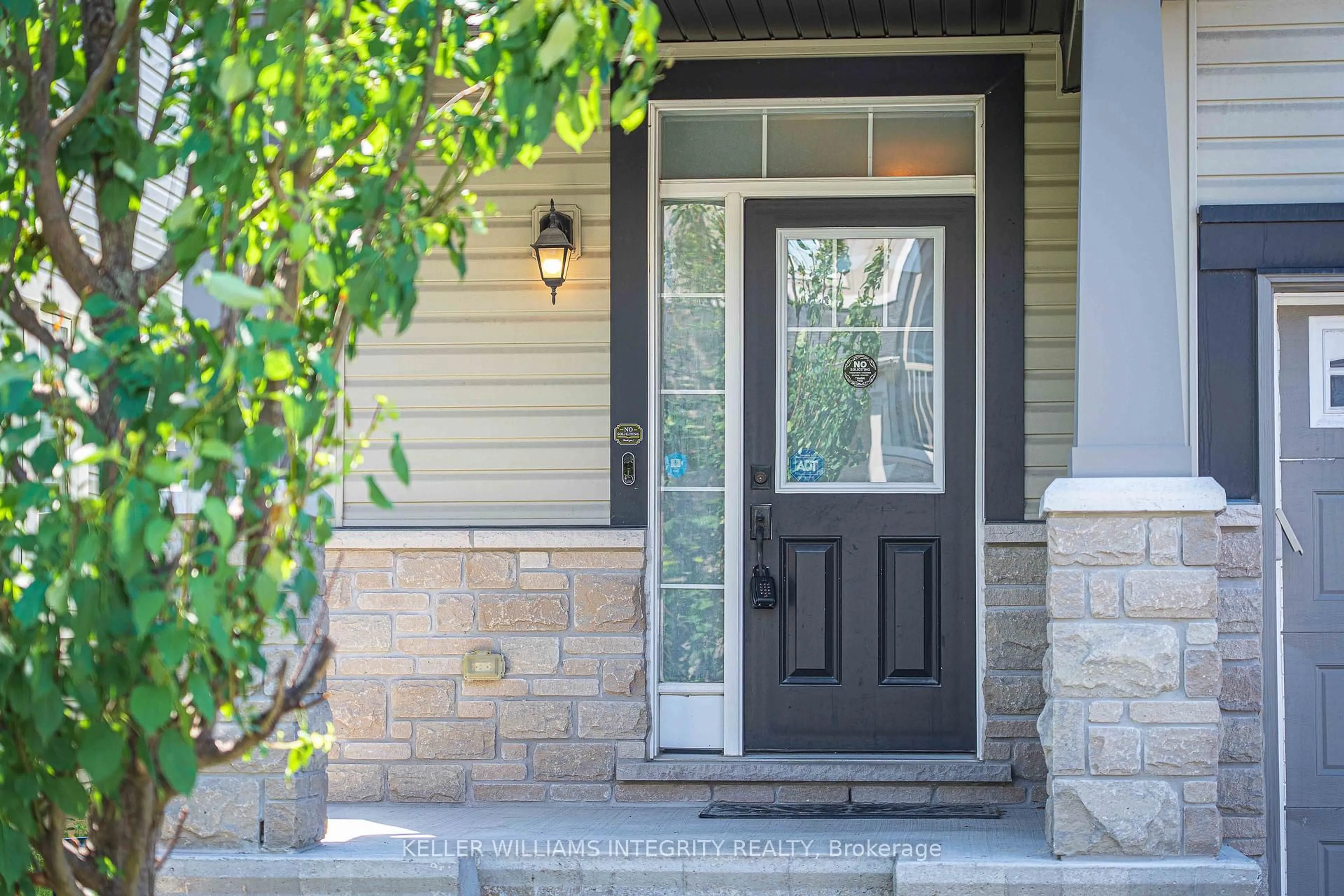 Indoor entryway for 51 Solaris Dr, Ottawa Ontario K2M 0L6
