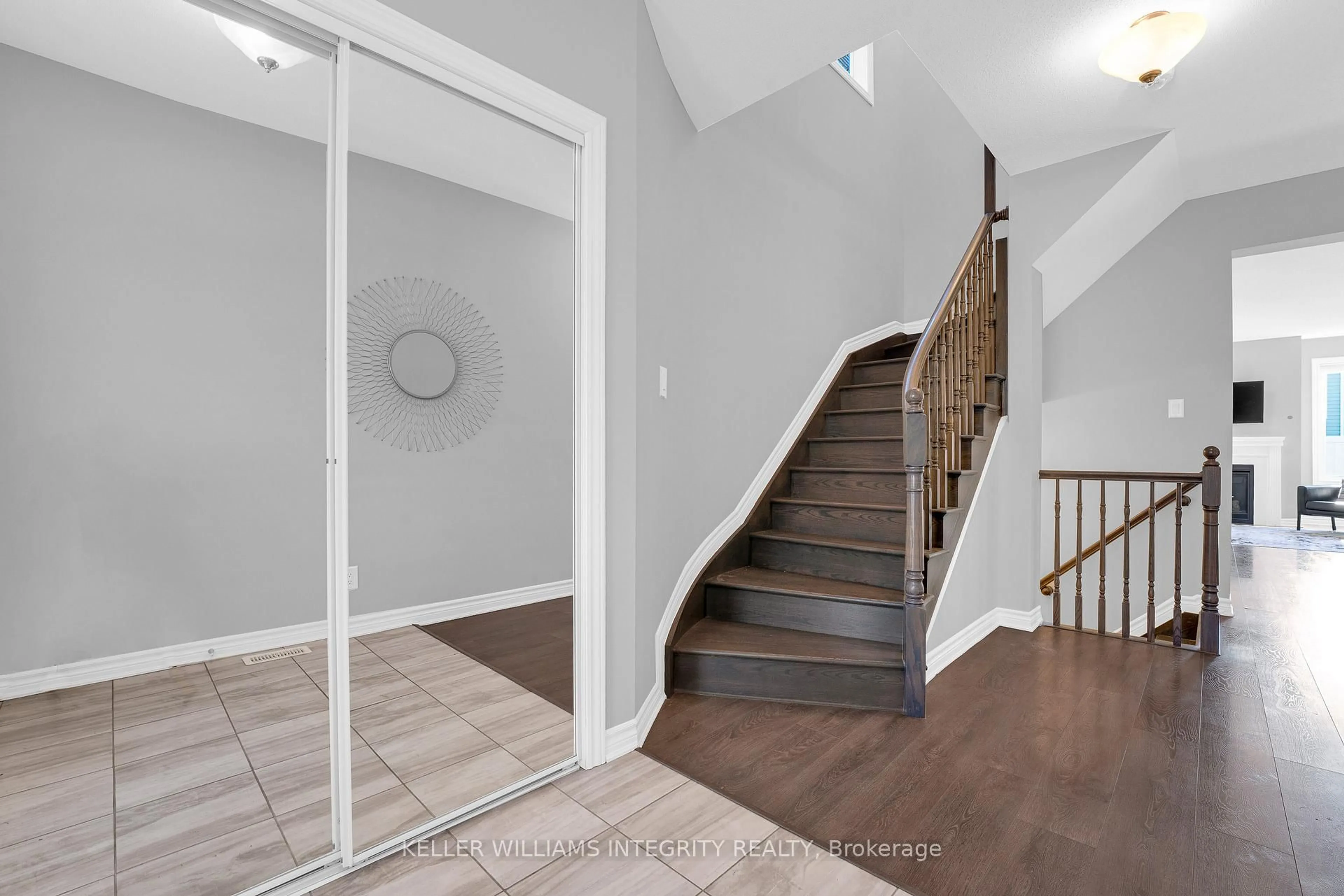 Indoor entryway for 51 Solaris Dr, Ottawa Ontario K2M 0L6