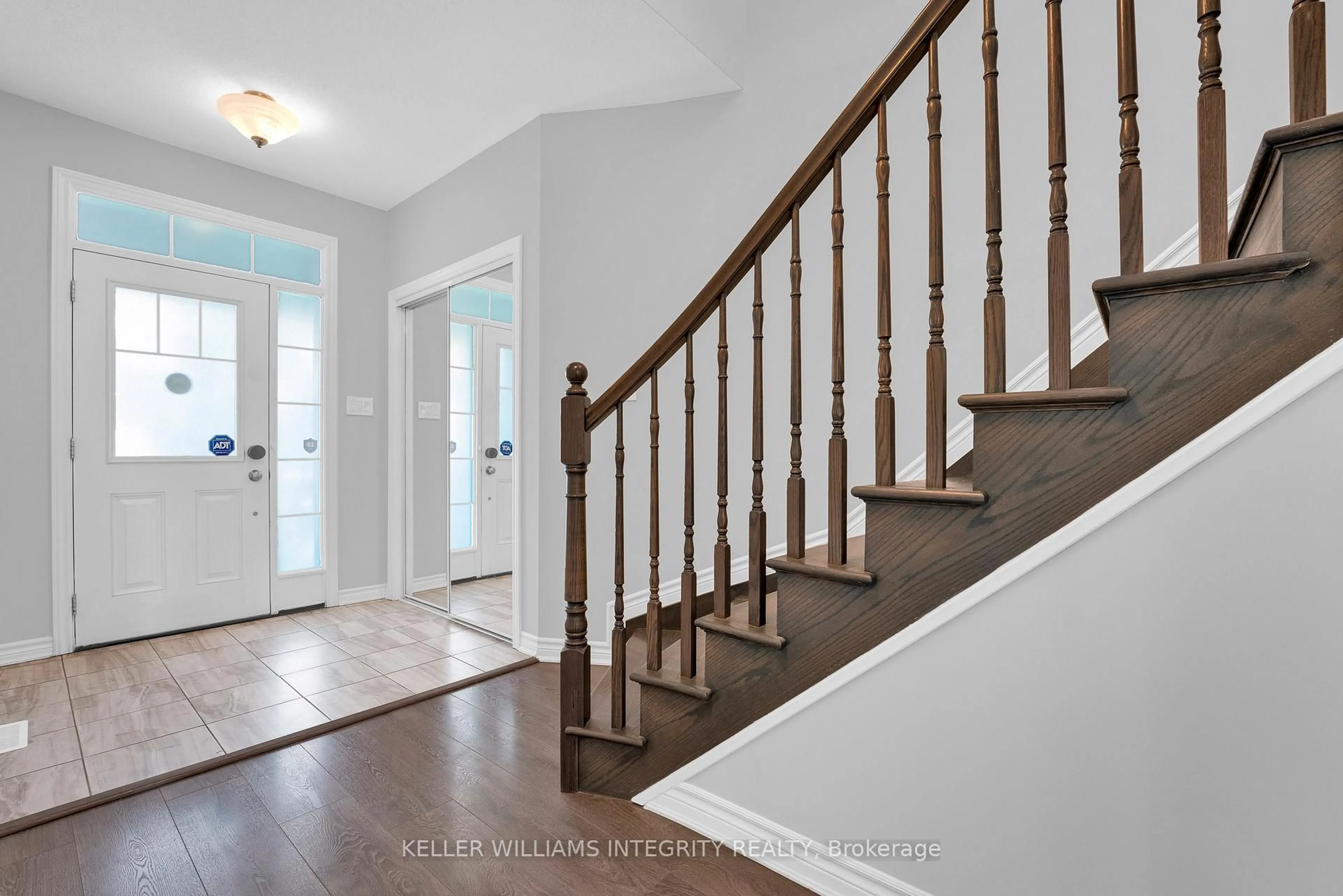 Indoor entryway for 51 Solaris Dr, Ottawa Ontario K2M 0L6