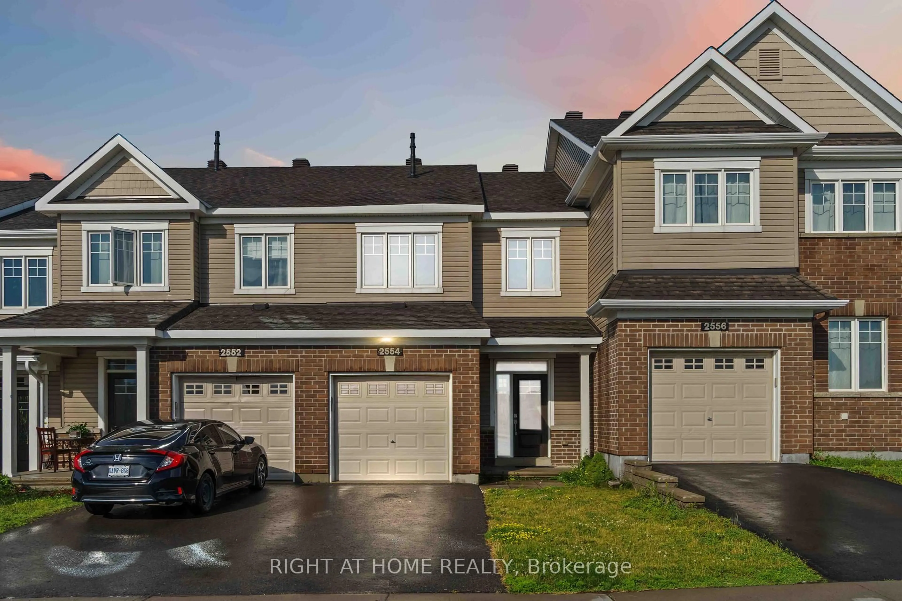A pic from outside/outdoor area/front of a property/back of a property/a pic from drone, street for 2554 River Mist Rd, Ottawa Ontario K2C 3H2