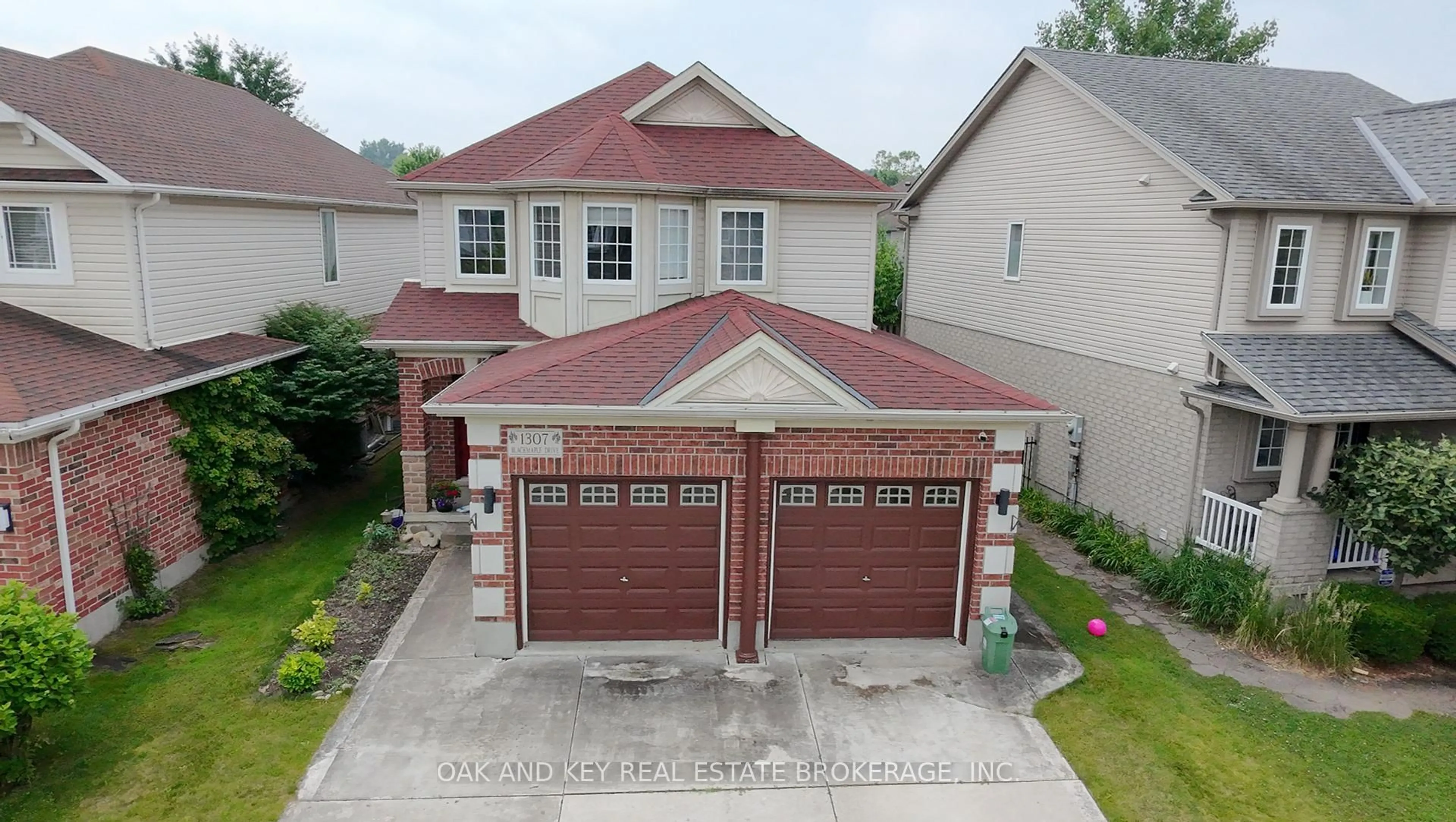 A pic from outside/outdoor area/front of a property/back of a property/a pic from drone, street for 1307 Blackmaple Dr, London East Ontario N5Y 5V4