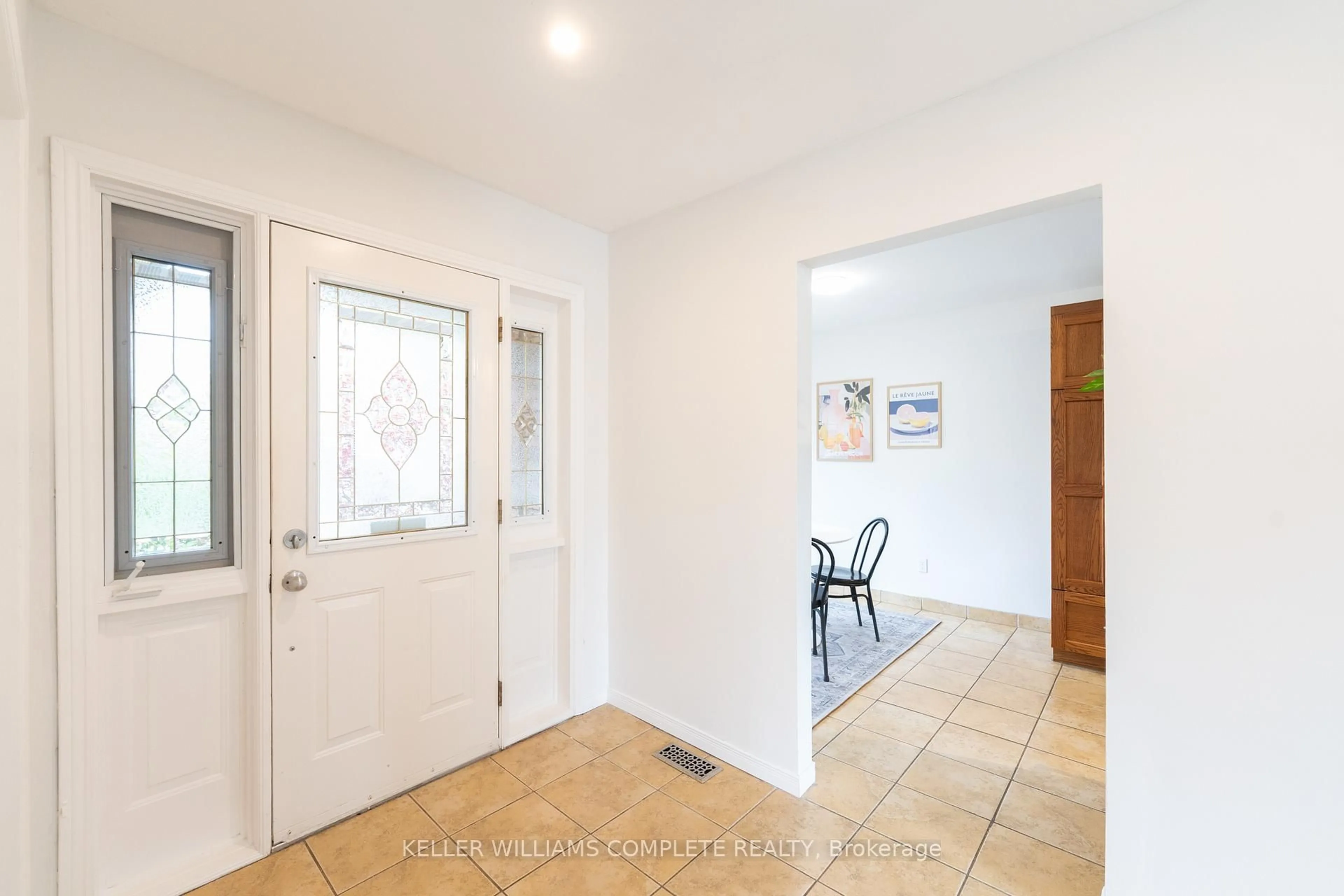 Indoor entryway for 12 Sutton Crt, Hamilton Ontario L8J 2E2