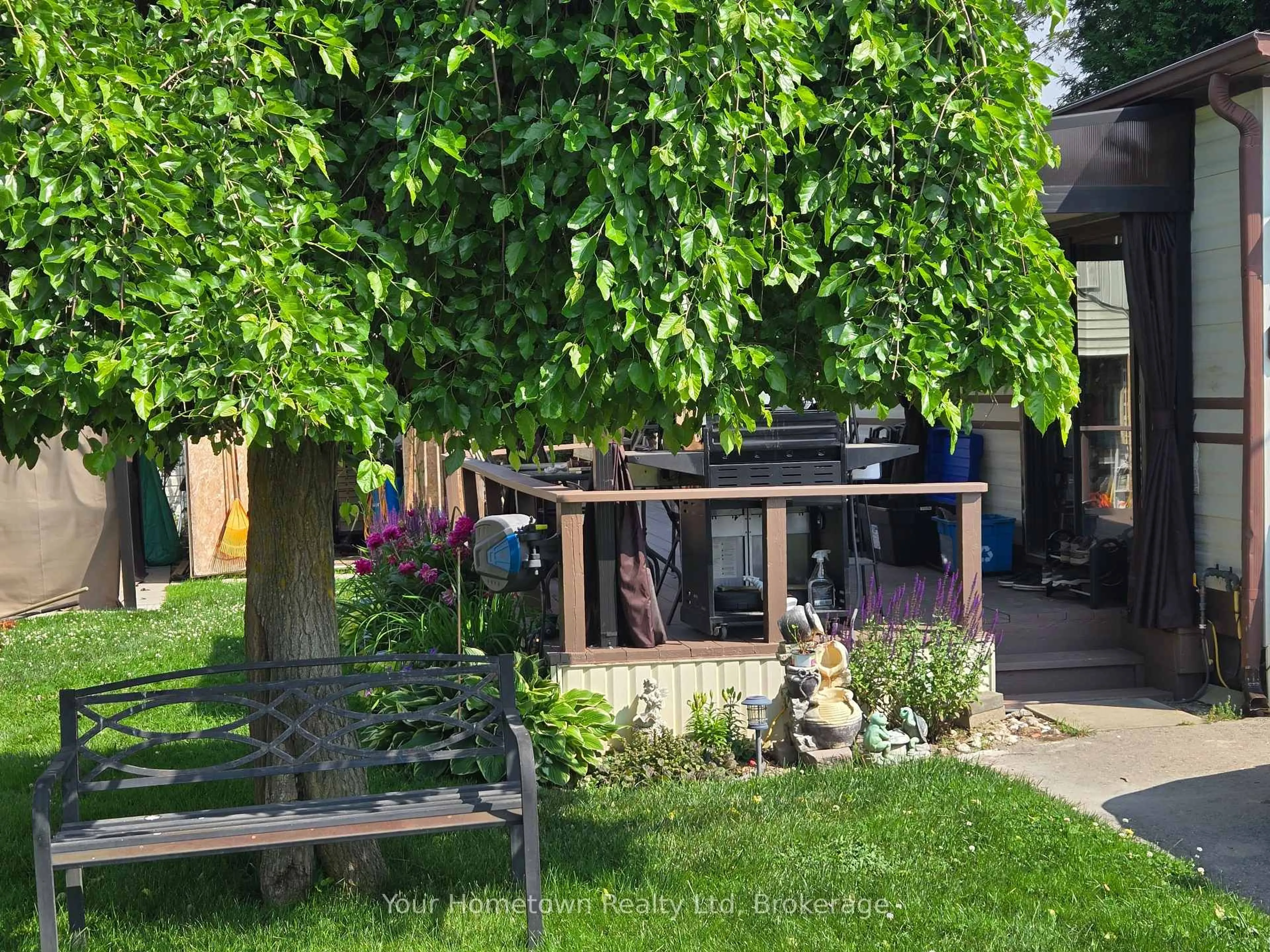 Patio, street for 196 Beach Rd, Centre Wellington Ontario N1M 2W5