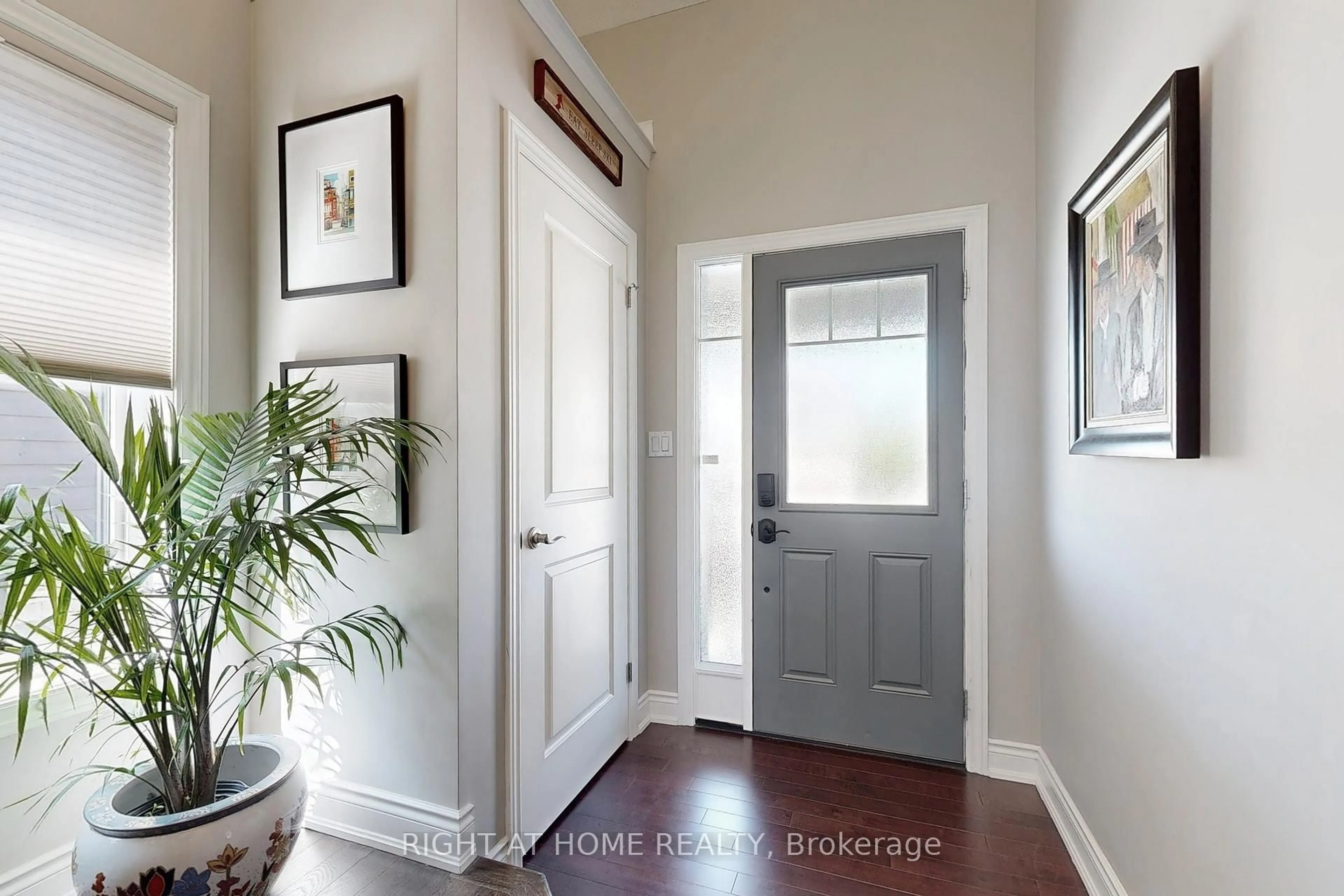 Indoor entryway for 114 Anchors Way, Blue Mountains Ontario N0H 2P0