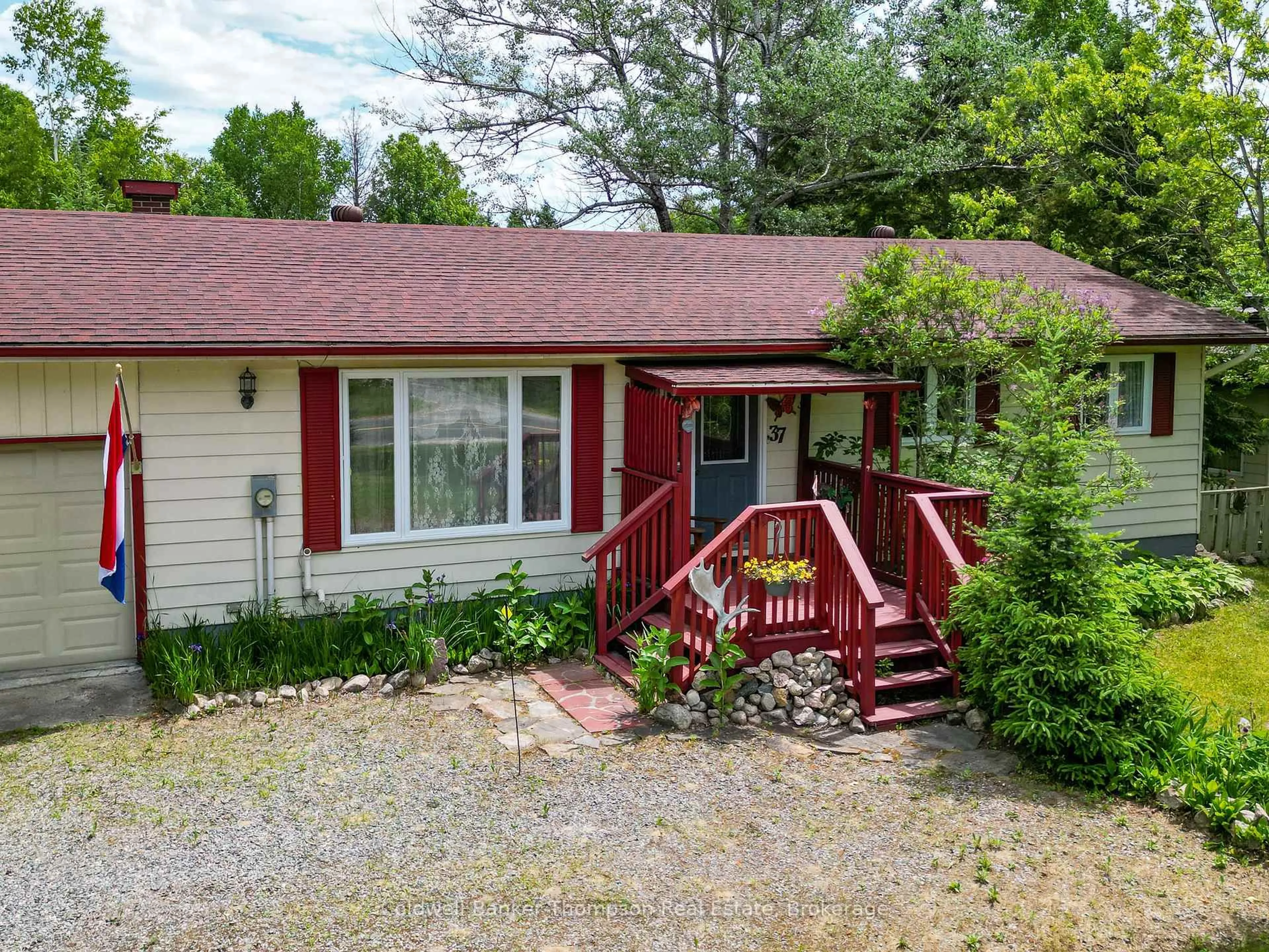 A pic from outside/outdoor area/front of a property/back of a property/a pic from drone, street for 37 Paget St, Sundridge Ontario P0A 1Z0