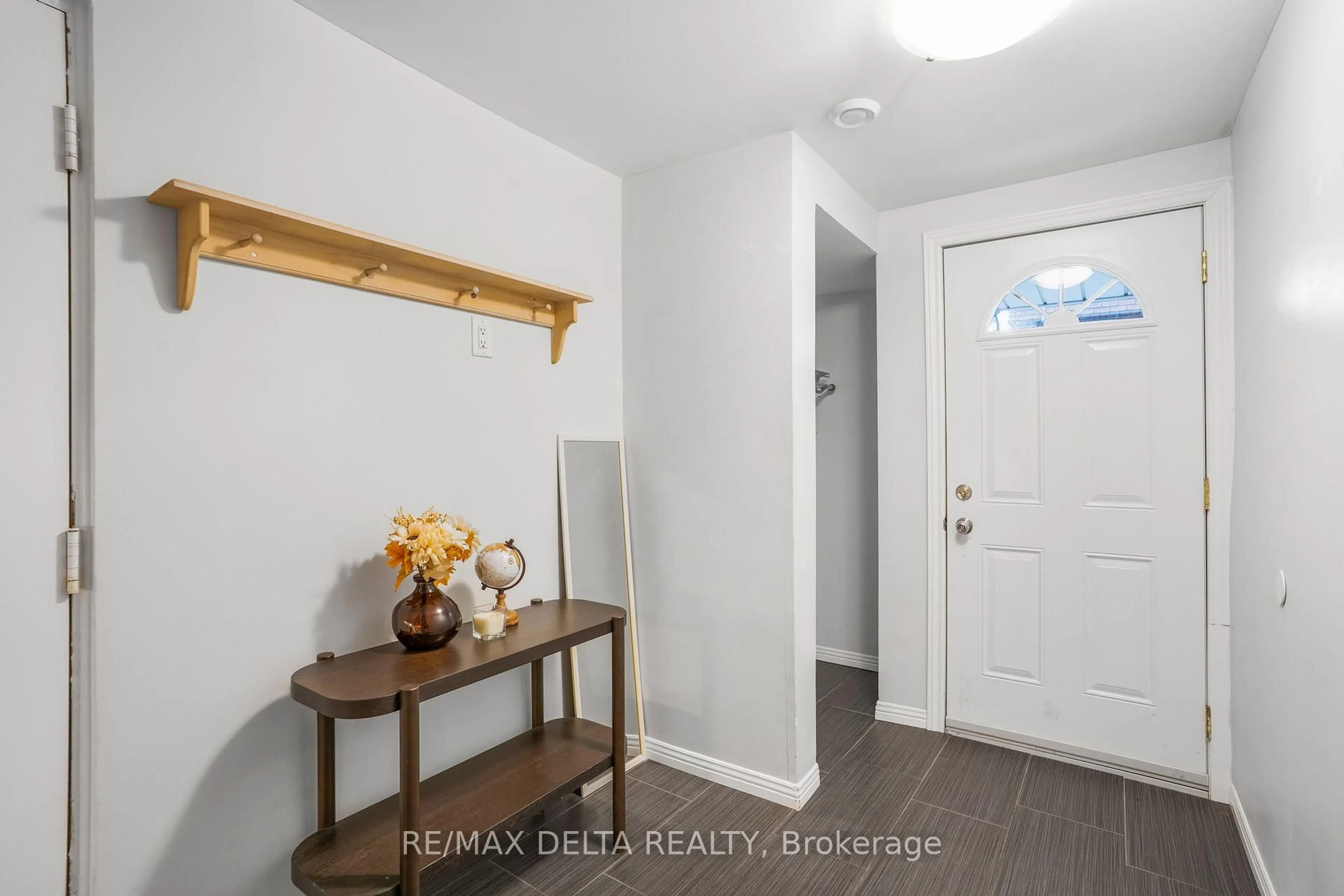 Indoor entryway for 2296 Orient Park Dr #8, Ottawa Ontario K1B 4N6