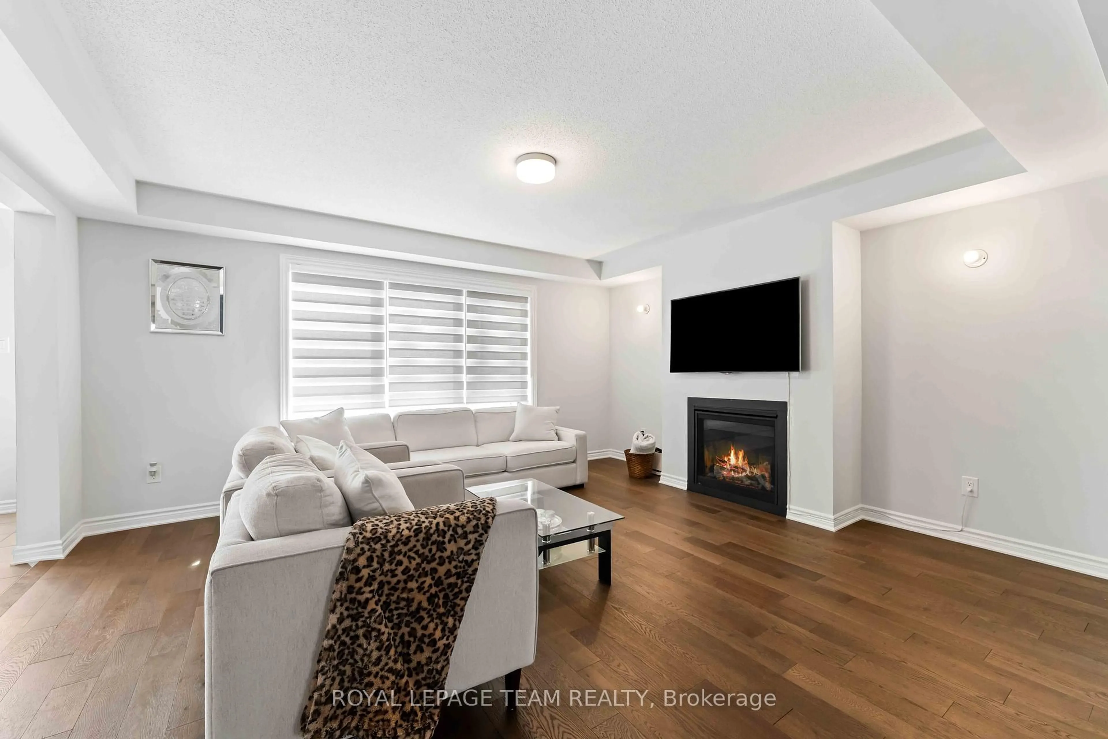 Living room with furniture, unknown for 612 RYE GRASS Way, Ottawa Ontario K2J 6Z9