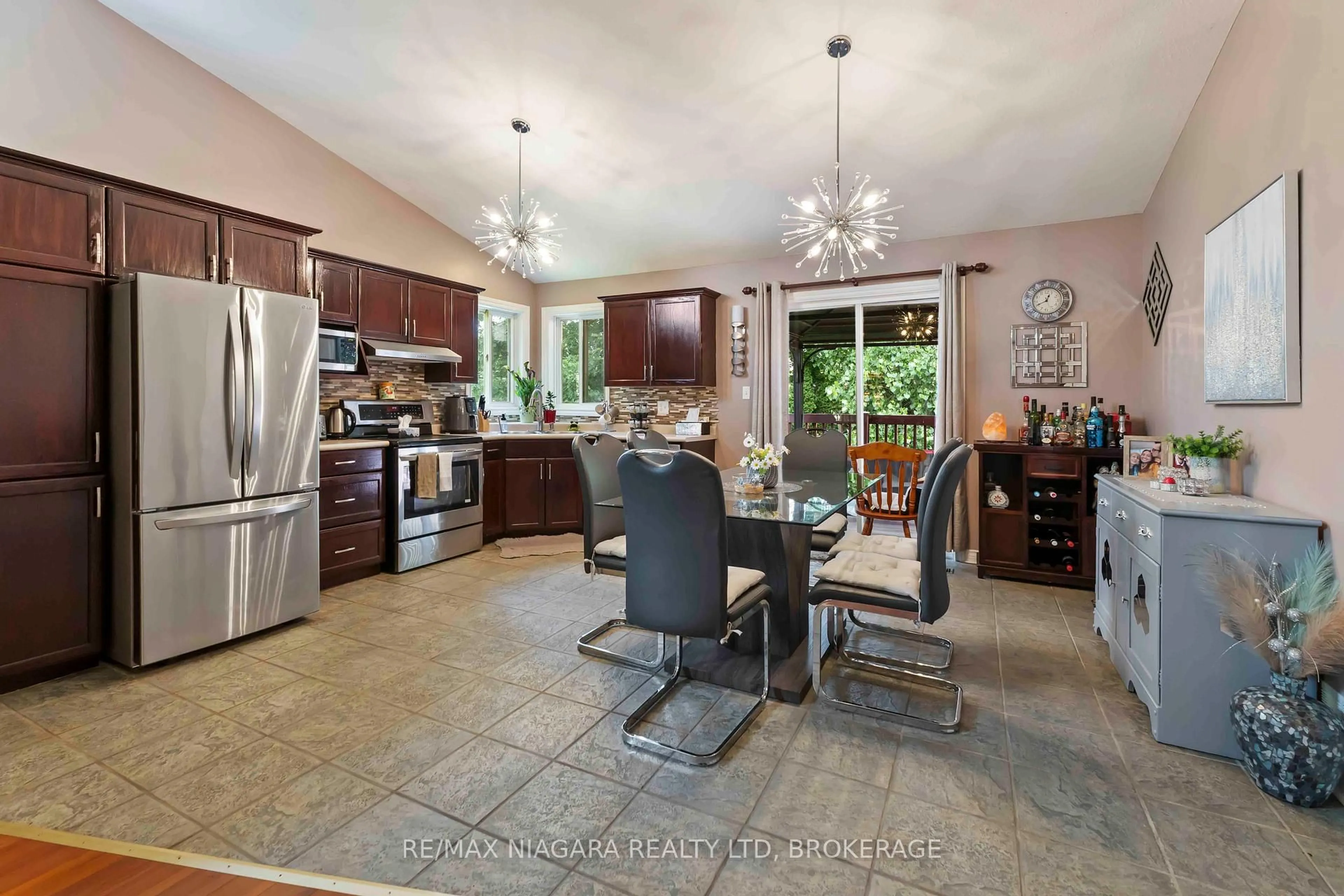 Open concept kitchen, ceramic/tile floor for 7989 Harvest Cres, Niagara Falls Ontario L2H 3G6