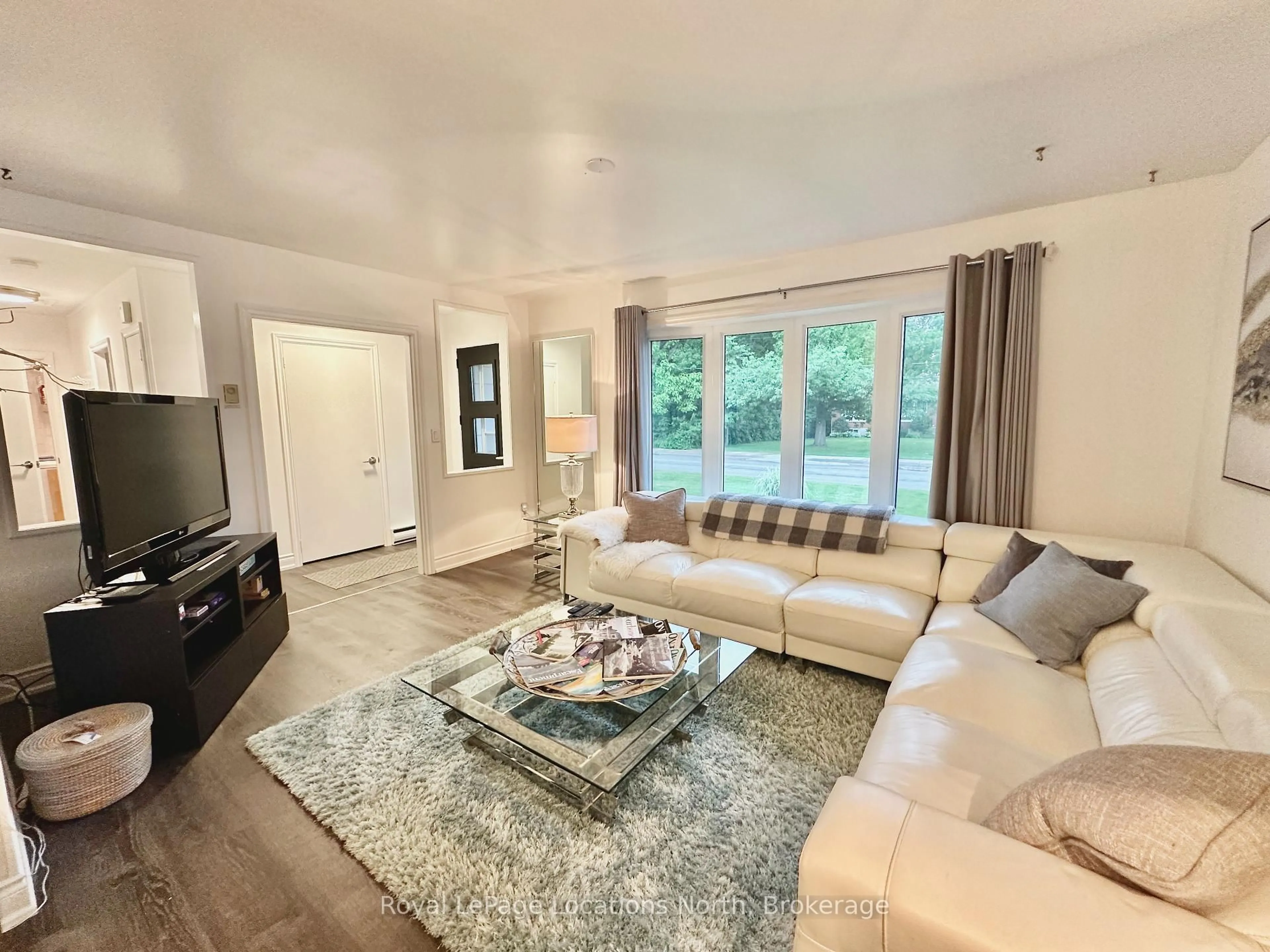 Living room with furniture, unknown for 195 Aiken St, Meaford Ontario N4L 1B3
